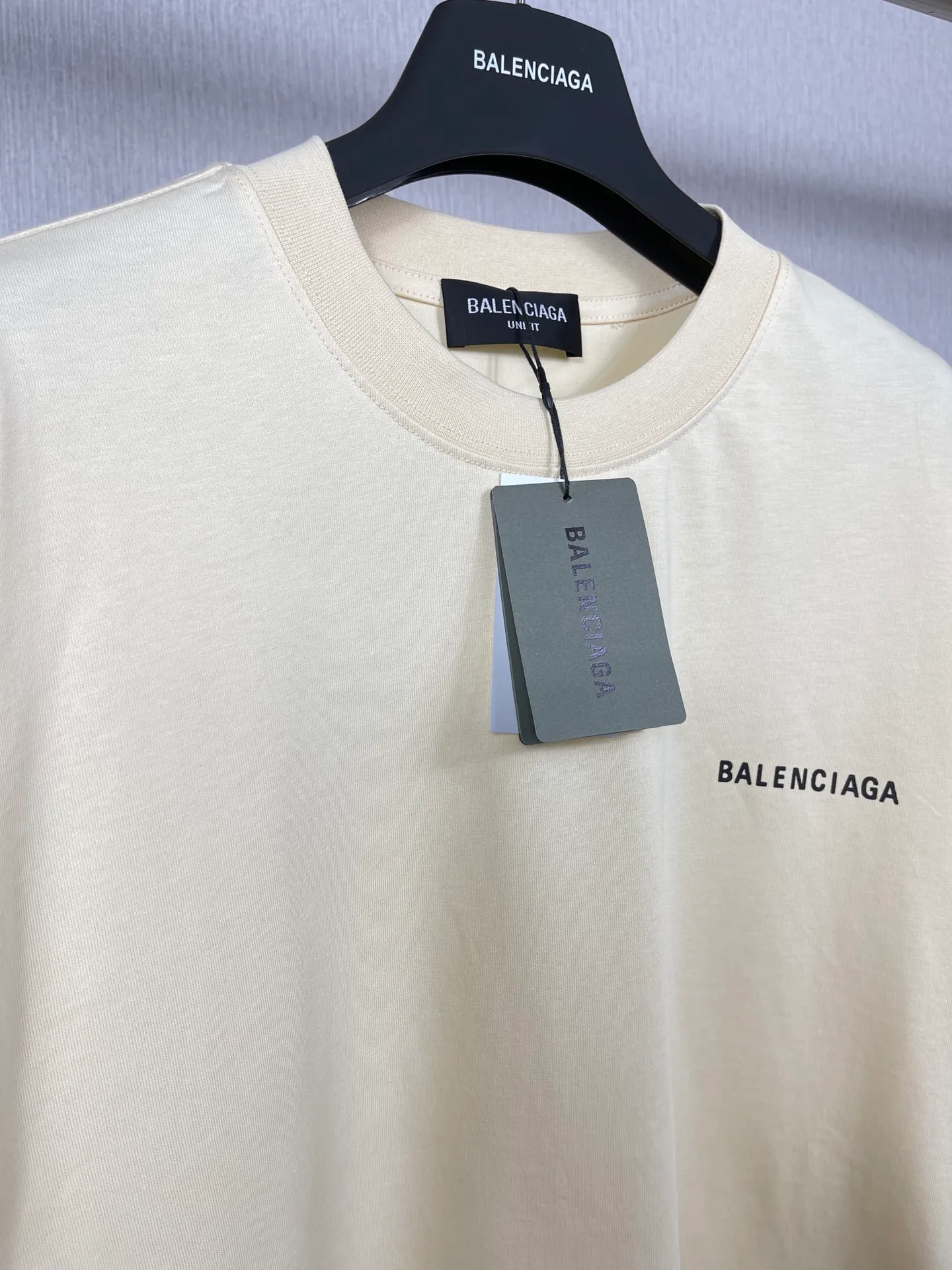 🅿️166 Detailed picture [Top version. Official website quality] BALENCI*GA/Paris#Classic style. Classic letter printed short-sleeved T-shirt on the front and back #brick cabinet synchronization.                       The fabric is made of Paris ZP custom-woven and dyed cotton double yarn, weighing 260 grams. The cloth surface is clean. The cloth pattern is clear, soft and comfortable. The threads are dyed with no color difference. The classic pattern is printed with environmentally friendly imported materials, precision printing screen, the letters are clear, the effect is three-dimensional, and the brick cabinet is restored. The version adopts OS loose shoulder style. Same style for men and women. Coding: BL223022 Color: black, beige, white, blue, floral gray, beige. Size: XS to L