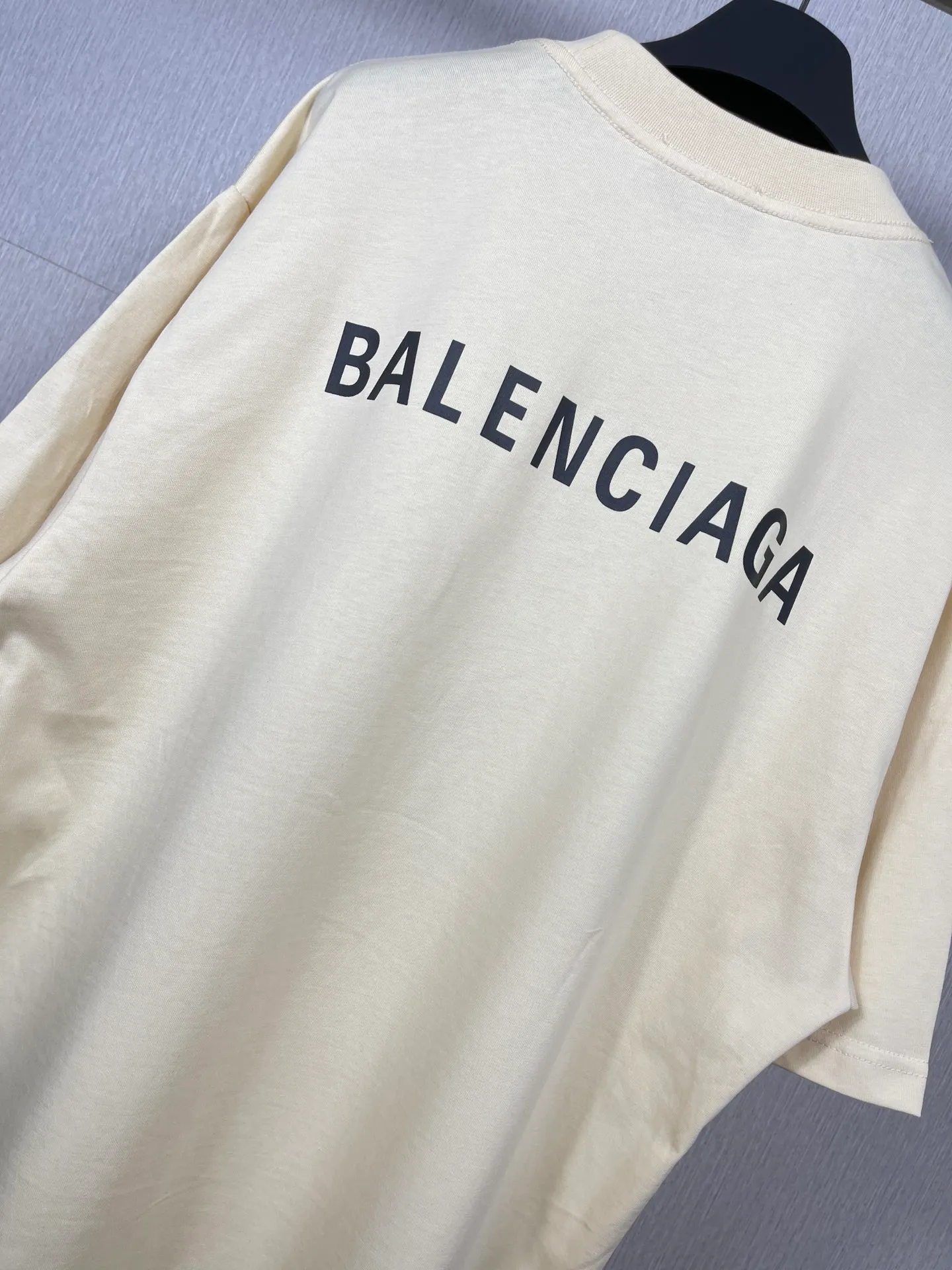 🅿️166 Detailed picture [Top version. Official website quality] BALENCI*GA/Paris#Classic style. Classic letter printed short-sleeved T-shirt on the front and back #brick cabinet synchronization.                       The fabric is made of Paris ZP custom-woven and dyed cotton double yarn, weighing 260 grams. The cloth surface is clean. The cloth pattern is clear, soft and comfortable. The threads are dyed with no color difference. The classic pattern is printed with environmentally friendly imported materials, precision printing screen, the letters are clear, the effect is three-dimensional, and the brick cabinet is restored. The version adopts OS loose shoulder style. Same style for men and women. Coding: BL223022 Color: black, beige, white, blue, floral gray, beige. Size: XS to L