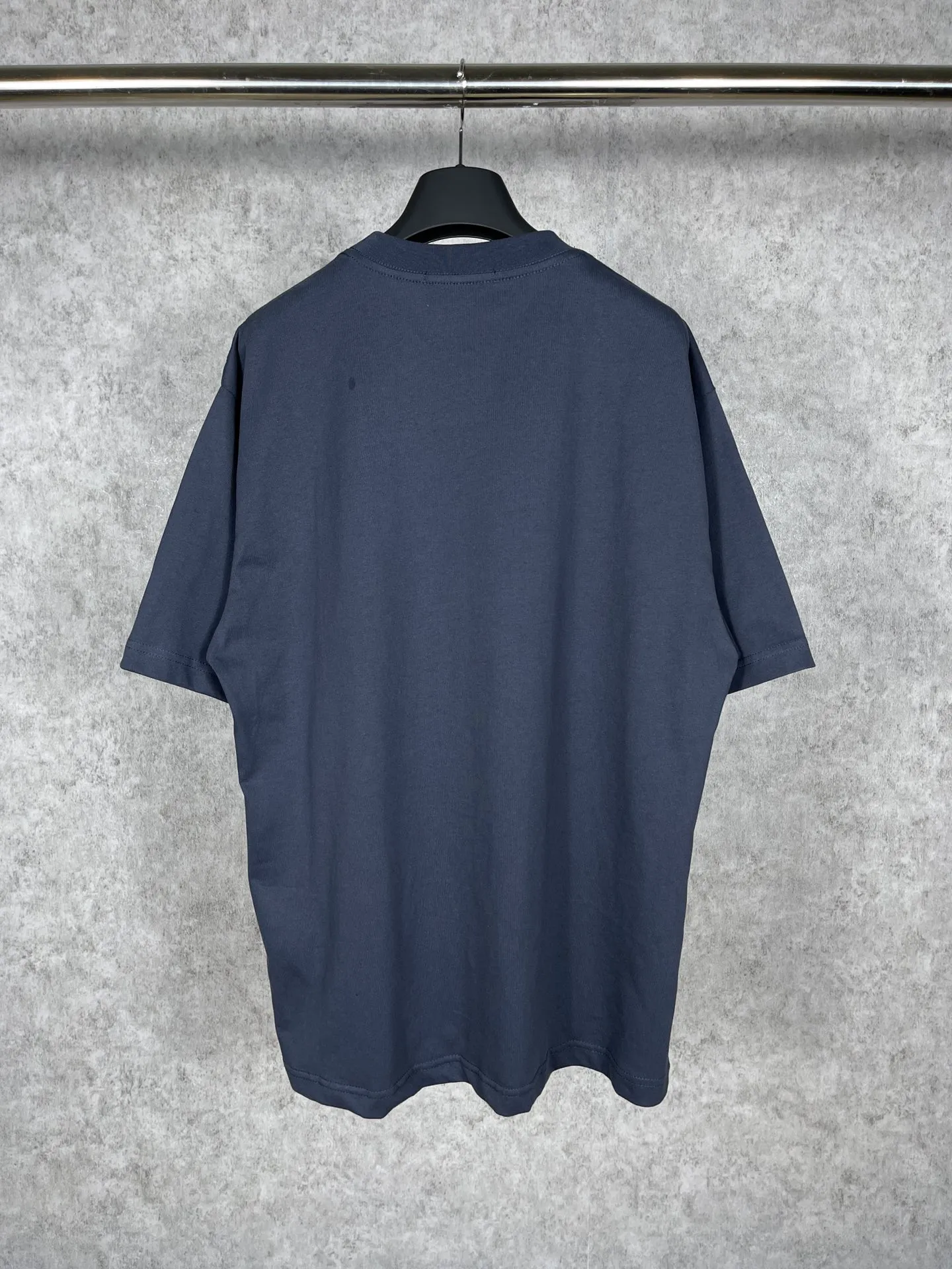 🅿️170 real photos [Top version. Official website quality] BALENCI*GA/Paris. Crown wheat ear printed short-sleeved T-shirt. Brick cabinet synchronization. The fabric is made of Paris ZP custom-woven and dyed 100% cotton double yarn compact cotton. The weight is 260 grams, the cloth surface is clean. The cloth pattern is clear, soft and comfortable. The threads are dyed with no color difference. The classic pattern is printed with environmentally friendly imported materials, straight crack glue and precision printing screen. The letters are clear and the effect is three-dimensional, restoring the brick cabinet. It is not the same as the market currency, welcome to compare. The version adopts OS loose shoulder design. Same style for men and women. Code: BL223019 Color: gray blue Size: XS S M L