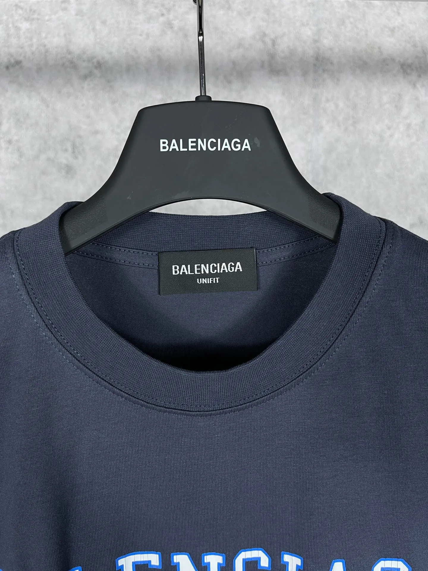 🅿️170 real photos [Top version. Official website quality] BALENCI*GA/Paris. Crown wheat ear printed short-sleeved T-shirt. Brick cabinet synchronization. The fabric is made of Paris ZP custom-woven and dyed 100% cotton double yarn compact cotton. The weight is 260 grams, the cloth surface is clean. The cloth pattern is clear, soft and comfortable. The threads are dyed with no color difference. The classic pattern is printed with environmentally friendly imported materials, straight crack glue and precision printing screen. The letters are clear and the effect is three-dimensional, restoring the brick cabinet. It is not the same as the market currency, welcome to compare. The version adopts OS loose shoulder design. Same style for men and women. Code: BL223019 Color: gray blue Size: XS S M L