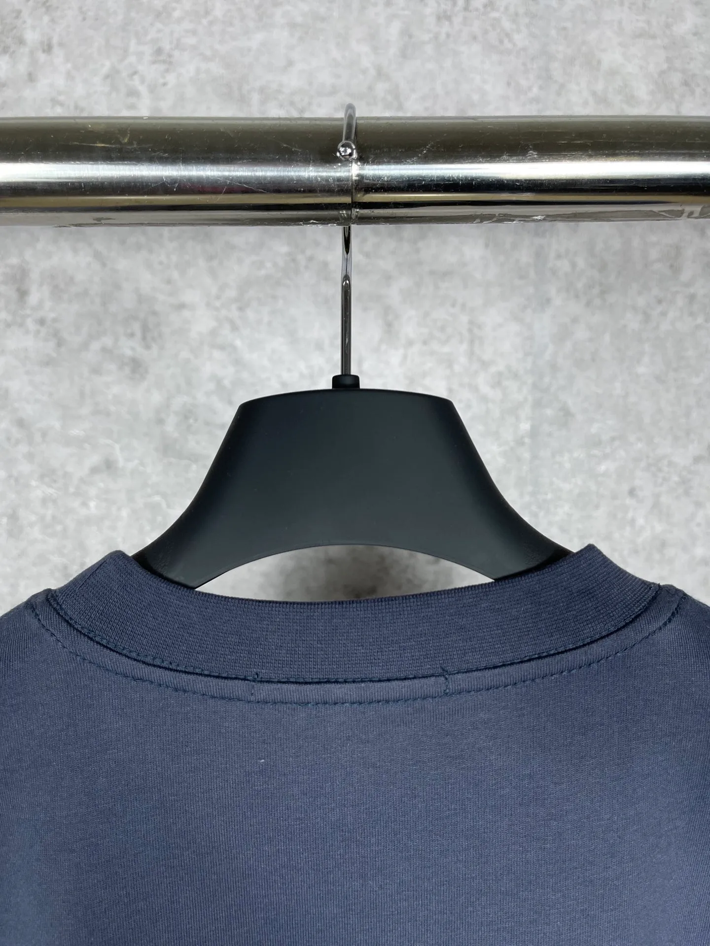 🅿️170 real photos [Top version. Official website quality] BALENCI*GA/Paris. Crown wheat ear printed short-sleeved T-shirt. Brick cabinet synchronization. The fabric is made of Paris ZP custom-woven and dyed 100% cotton double yarn compact cotton. The weight is 260 grams, the cloth surface is clean. The cloth pattern is clear, soft and comfortable. The threads are dyed with no color difference. The classic pattern is printed with environmentally friendly imported materials, straight crack glue and precision printing screen. The letters are clear and the effect is three-dimensional, restoring the brick cabinet. It is not the same as the market currency, welcome to compare. The version adopts OS loose shoulder design. Same style for men and women. Code: BL223019 Color: gray blue Size: XS S M L