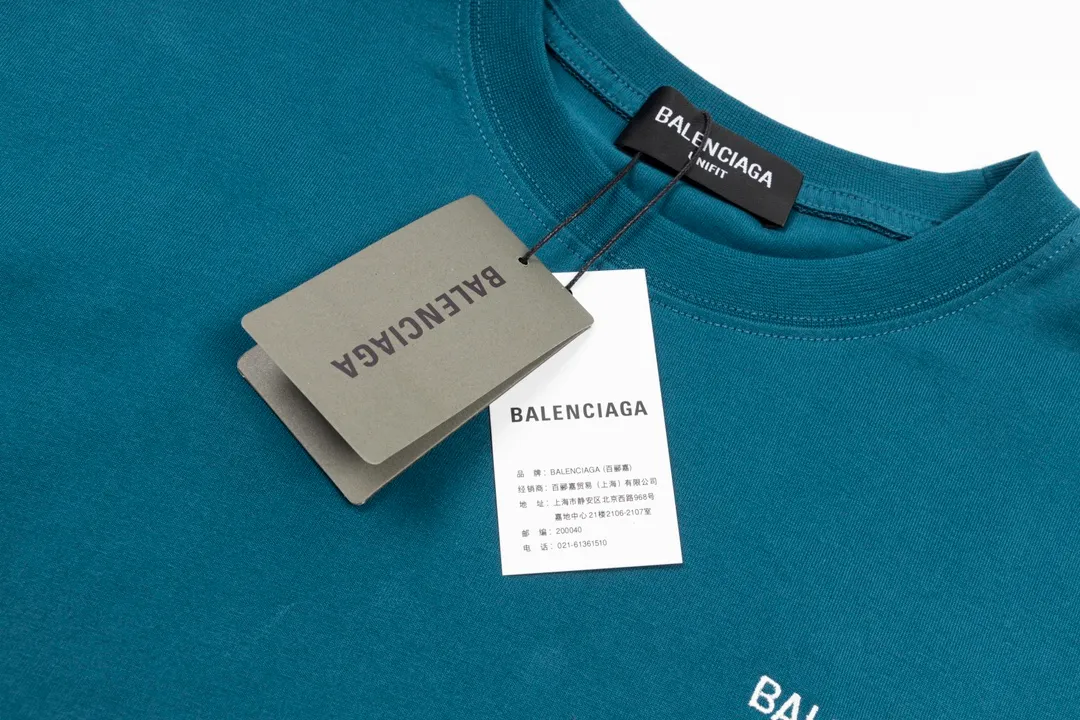 🅿️166 Detailed picture [Top version. Official website quality] BALENCI*GA/Paris#Classic style. Classic letter embroidered short-sleeved T-shirt on the front and back #brick cabinet synchronization.                       The fabric is made of Paris ZP custom-woven and dyed cotton double yarn, weighing 260 grams. The cloth surface is clean. The cloth pattern is clear, soft and comfortable. The threads are dyed with no color difference. The classic letters are embroidered with an imported embroidery machine. The letters are clear and the effect is three-dimensional, restoring the brick cabinet. The version adopts the OS loose shoulder style. The same style for men and women. Coding: BL223023 Color: Earthy brown. Peacock blue. Light green Size: XS to L