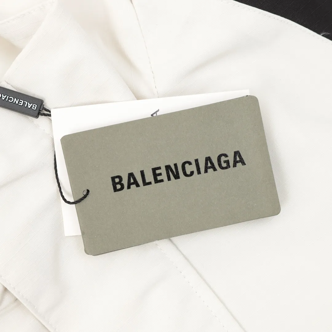 🅿️570 Balenciaga/Balenciaga catwalk style spliced ​​sports jacket, light luxury, a must-have item for daily commuting for men and women. Correct version. Welcome to compare. · Customized regenerated nylon fabric with slight crumpling process · Fabric with waterproof coating process · Three-grade polyester bird's eye mesh lining