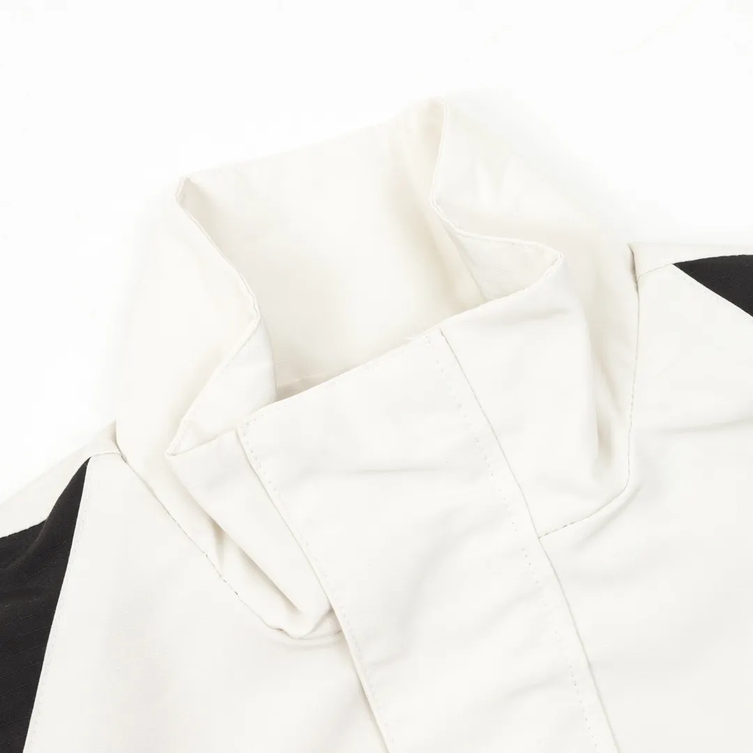 🅿️570 Balenciaga/Balenciaga catwalk style spliced ​​sports jacket, light luxury, a must-have item for daily commuting for men and women. Correct version. Welcome to compare. · Customized regenerated nylon fabric with slight crumpling process · Fabric with waterproof coating process · Three-grade polyester bird's eye mesh lining