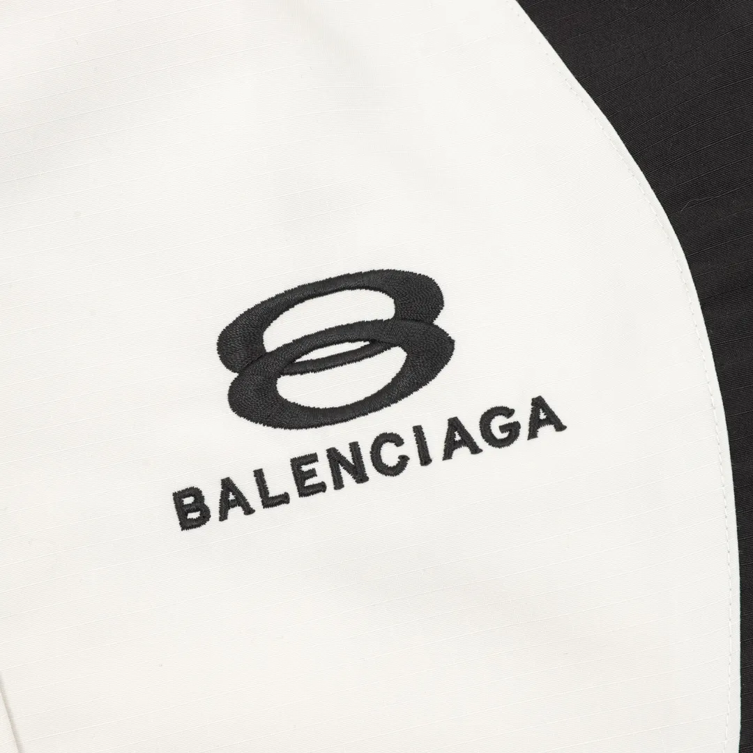 🅿️570 Balenciaga/Balenciaga catwalk style spliced ​​sports jacket, light luxury, a must-have item for daily commuting for men and women. Correct version. Welcome to compare. · Customized regenerated nylon fabric with slight crumpling process · Fabric with waterproof coating process · Three-grade polyester bird's eye mesh lining