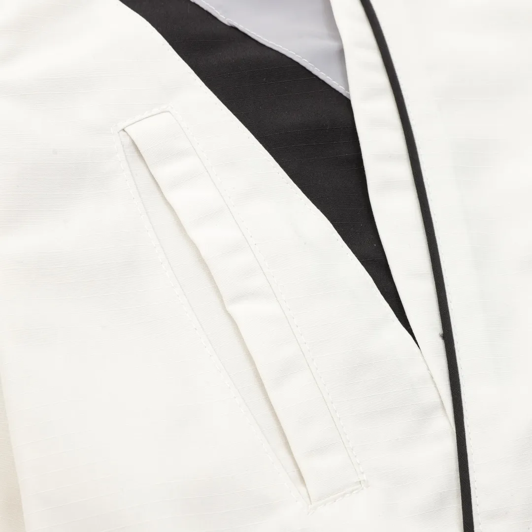 🅿️570 Balenciaga/Balenciaga catwalk style spliced ​​sports jacket, light luxury, a must-have item for daily commuting for men and women. Correct version. Welcome to compare. · Customized regenerated nylon fabric with slight crumpling process · Fabric with waterproof coating process · Three-grade polyester bird's eye mesh lining