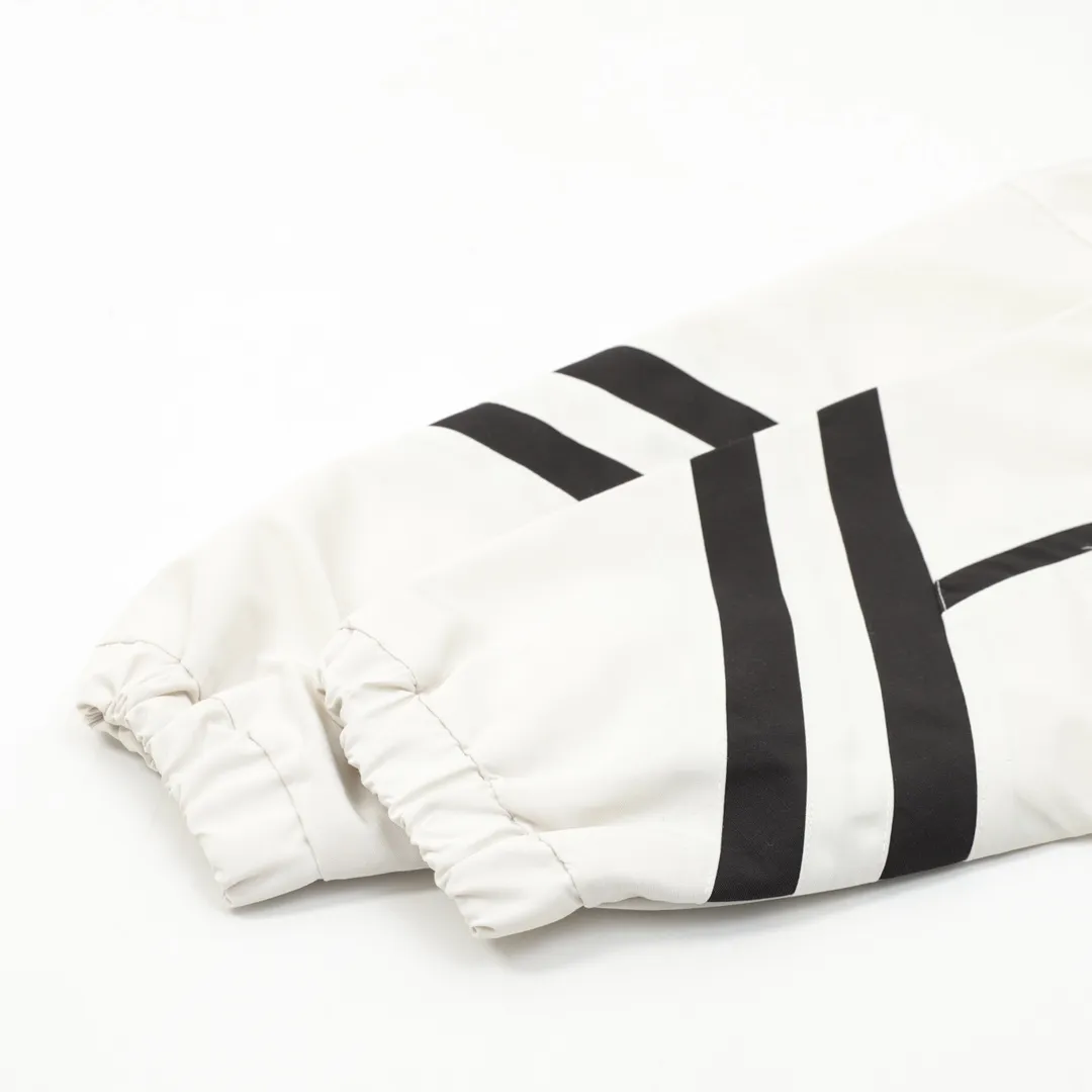 🅿️570 Balenciaga/Balenciaga catwalk style spliced ​​sports jacket, light luxury, a must-have item for daily commuting for men and women. Correct version. Welcome to compare. · Customized regenerated nylon fabric with slight crumpling process · Fabric with waterproof coating process · Three-grade polyester bird's eye mesh lining