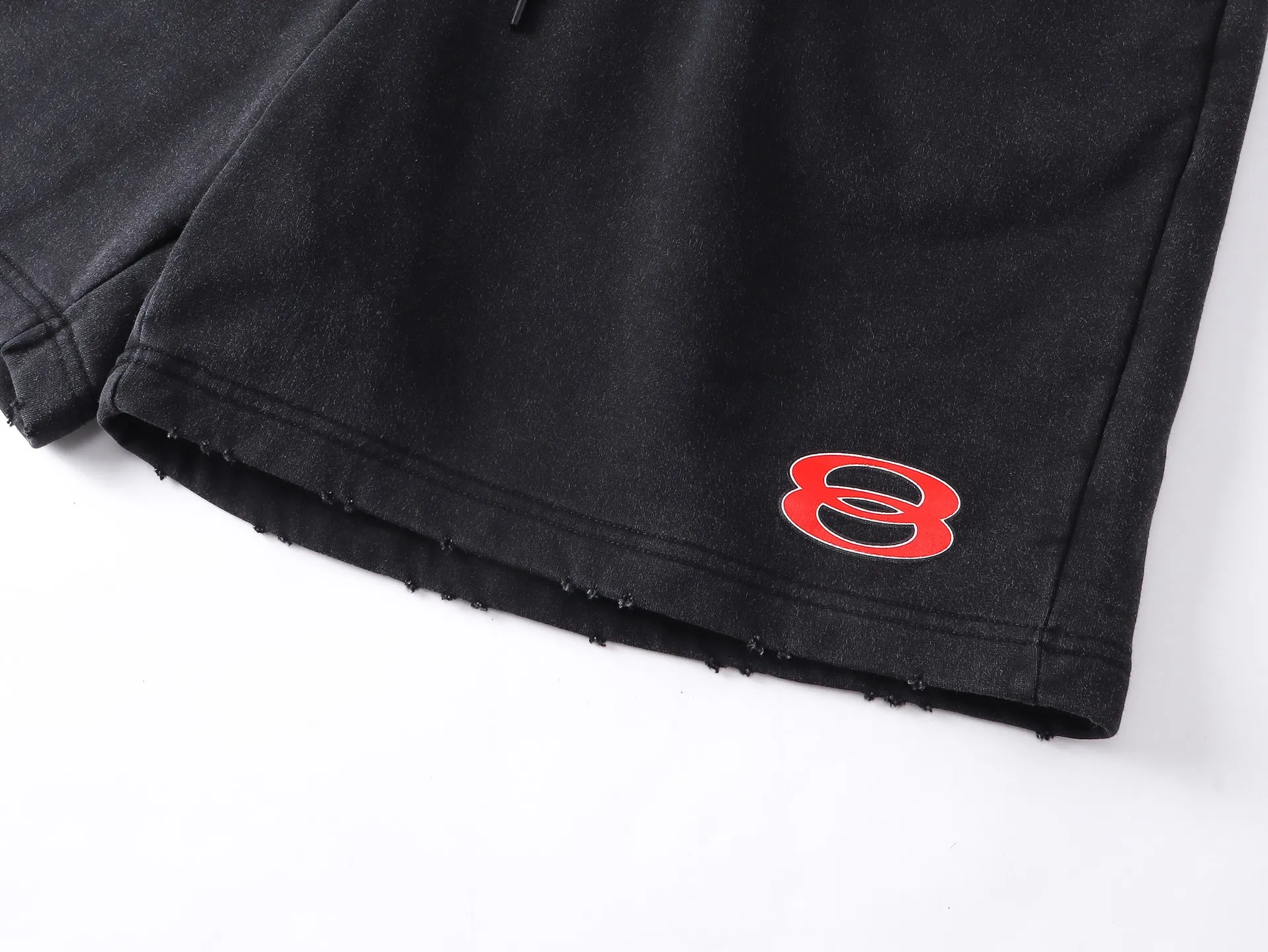 🅿️226 real photos [Top version. Official website quality] BALENCI*GA/Paris. 2025 new model. Double ring printing on the front left and right, letter printing on the back left and right, washed, distressed and worn shorts. Brick cabinet synchronization. Genuine product developed at the first time, enjoy printing and comparison! The fabric is made of Paris ZP custom-woven and dyed cotton terry sweatshirt, with a weight of 460 grams. The cloth surface is clean. The cloth pattern is clear, the hand feels soft and comfortable, and the imported environmentally friendly rubber paddles are used for printing. The letters are clear and the effect is three-dimensional. The version adopts a loose version. The same style for men and women. Code: BL257028 Color: washed black Size: XS S M L
