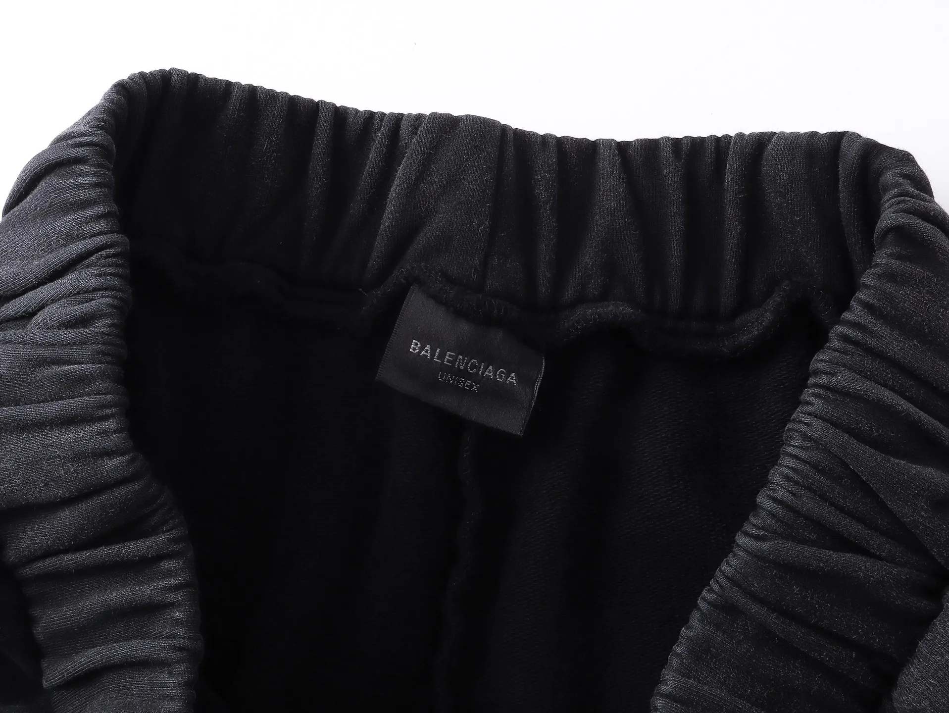 🅿️226 real photos [Top version. Official website quality] BALENCI*GA/Paris. 2025 new model. Double ring printing on the front left and right, letter printing on the back left and right, washed, distressed and worn shorts. Brick cabinet synchronization. Genuine product developed at the first time, enjoy printing and comparison! The fabric is made of Paris ZP custom-woven and dyed cotton terry sweatshirt, with a weight of 460 grams. The cloth surface is clean. The cloth pattern is clear, the hand feels soft and comfortable, and the imported environmentally friendly rubber paddles are used for printing. The letters are clear and the effect is three-dimensional. The version adopts a loose version. The same style for men and women. Code: BL257028 Color: washed black Size: XS S M L
