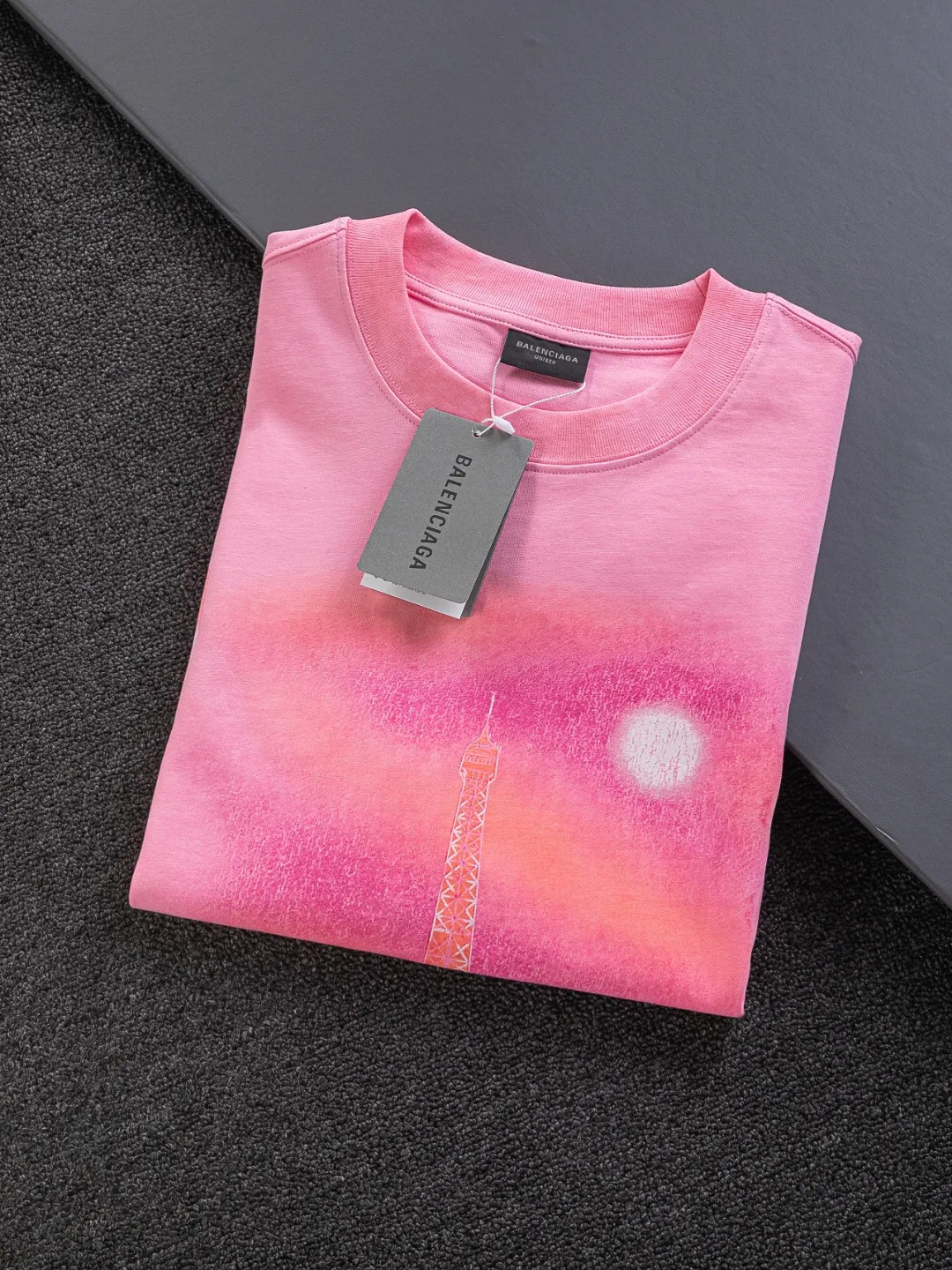 🅿️210 Balenciaga Double BB Slightly wide version S-XL 25ss New Year catwalk hot sale🔥New style washed Eiffel Tower🗼Night view printed logo short-sleeved T-shirt is full of retro flavor. Every new product in Paris is bound to set off a fashion wave. This one is no exception..🙈🙈Both men and women are super handsome! The os version is not picky at all, and the high-quality products are rare and sold in limited quantities. Balenciaga's new Be different round neck short-sleeved, basic style casual T-shirt, the overall design is simple and fashionable, very elegant and clean. Made of 100% pure cotton fabric, the upper body is soft and comfortable. The details are just right, not exaggerated, and have a sense of design. This T-shirt is a couple's style that can be worn by both men and women. It is fashionable, versatile and easy to wear! Color: Black Pink Gray Size: S MLXL Size chart: S: Shoulder width 50 - Bust 54 - Clothing length 70 M: Shoulder width 52 - Bust 56.5 - Clothing length 72 L: Shoulder width 54 - Bust 59 - Clothing length 74 XL: Shoulder width 56 - Bust 61.5 - Clothing length 76