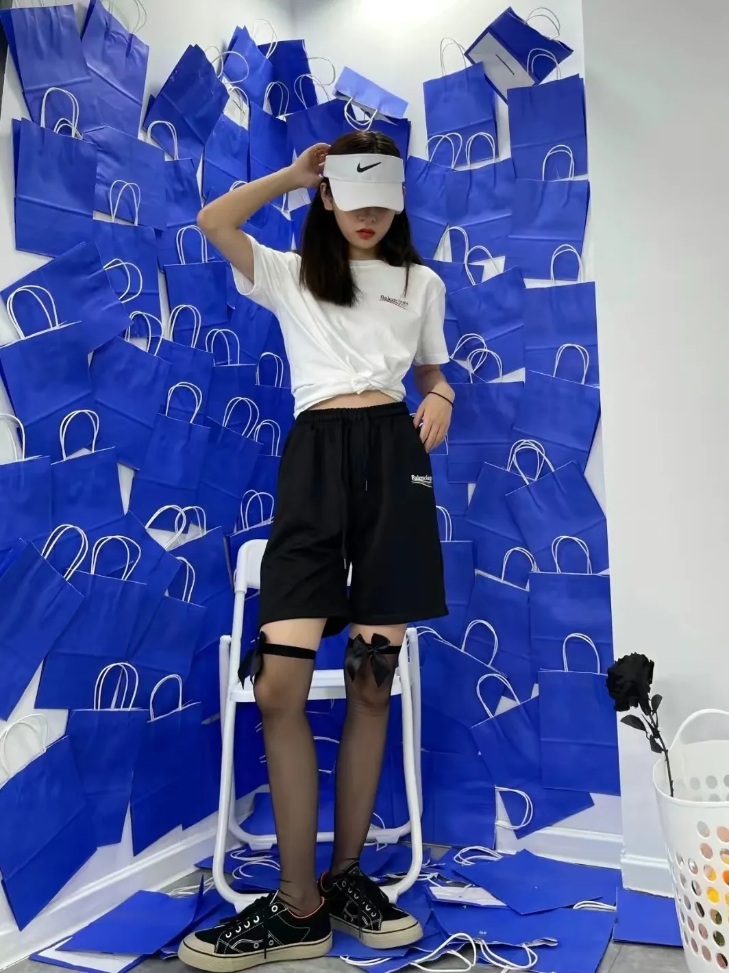 ♻️💯Upper body reference model picture❤️Balenciaga 21SS BLCG Balenciaga Wave Cola Shorts, a classic and versatile style is here! With these pants, they look perfect no matter what outfit you wear! Get it now! Customized special fabrics, ready-to-wear washable, soft and comfortable to the touch.  360 grams of dust-free sweatshirt fabric, washed and cut. Imported environmentally friendly water glue is added to the garment and washed twice to ensure consistent printing. Customized wash mark. This year's sincere shorts LOGO adopts Japanese Tajima embroidery technology, and the printing is full and meticulous. Color: Black/Grey/White/Blue Size: XS-L P:300