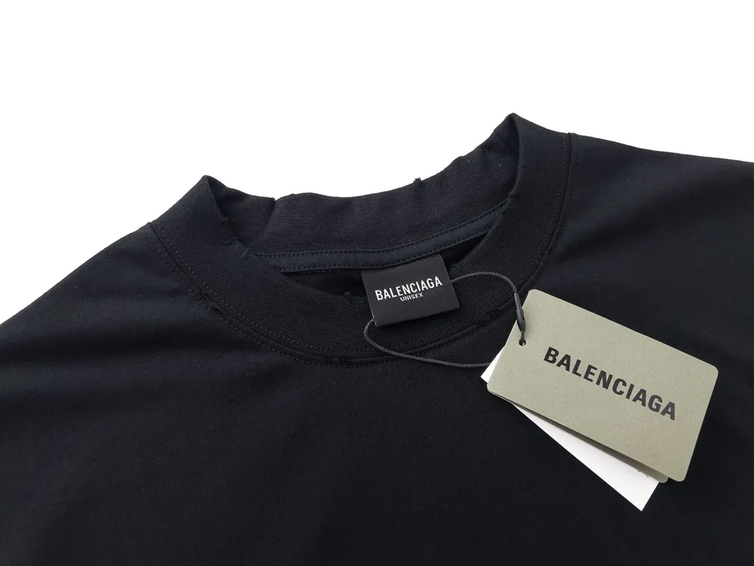 🅿️170 Detailed picture [Top version. Official website quality] BALENCI*GA/Paris # ribbed embroidered letters on the back neck. Ready-made retro worn short-sleeved T-shirt # Brick Cabinet Synchronization. The fabric is made of Paris ZP custom-woven and dyed cotton double yarn. Weighing 260 grams, the cloth surface is clean. The cloth pattern is clear, soft and comfortable. The color fastness is good. It is not easy to change color. The threads are dyed with no color difference. The classic LOGO letter embroidery uses imported embroidery machines, and the embroidery thread uses imported matte light, which is soft to the touch, does not pierce the flesh, and the letters are three-dimensional and full. It is produced in Jubie market based on pictures. Comparisons welcome. The finished product is worn and distressed. The letters are clear. The three-dimensional effect is strong. The version adopts the OS loose shoulder style. The same style for men and women. Coding: BL223099 Color: black. White Size: XS to L