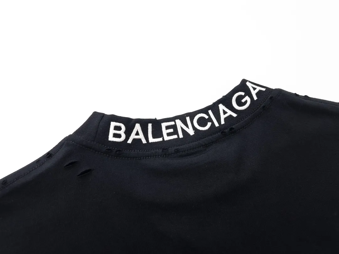 🅿️170 Detailed picture [Top version. Official website quality] BALENCI*GA/Paris # ribbed embroidered letters on the back neck. Ready-made retro worn short-sleeved T-shirt # Brick Cabinet Synchronization. The fabric is made of Paris ZP custom-woven and dyed cotton double yarn. Weighing 260 grams, the cloth surface is clean. The cloth pattern is clear, soft and comfortable. The color fastness is good. It is not easy to change color. The threads are dyed with no color difference. The classic LOGO letter embroidery uses imported embroidery machines, and the embroidery thread uses imported matte light, which is soft to the touch, does not pierce the flesh, and the letters are three-dimensional and full. It is produced in Jubie market based on pictures. Comparisons welcome. The finished product is worn and distressed. The letters are clear. The three-dimensional effect is strong. The version adopts the OS loose shoulder style. The same style for men and women. Coding: BL223099 Color: black. White Size: XS to L