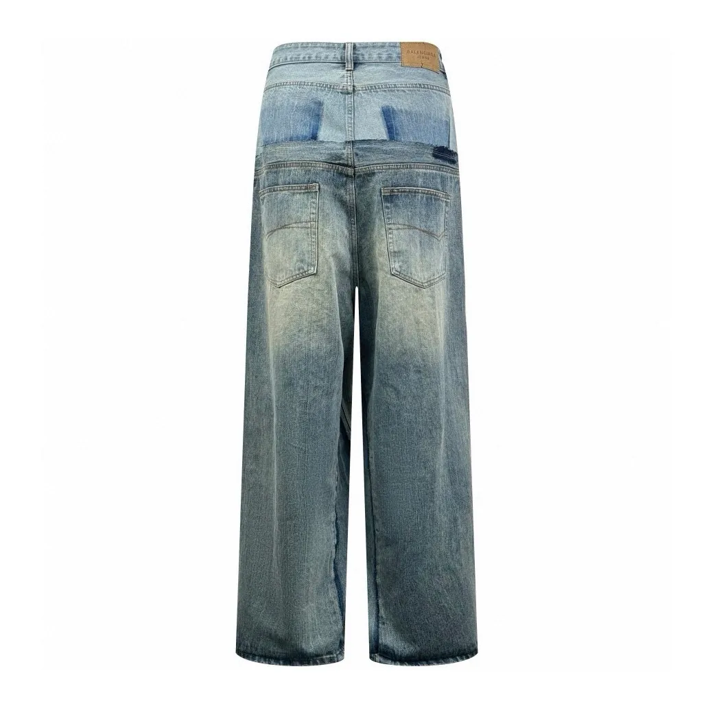 🅿️680 [Exclusive supply] BLCG 24FW spliced ​​pocket jeans (blue). The original purchase was RMB 15,200 and developed. The fabric is made of custom-made satin blue pirouetting denim material. It is full of texture and comfortable to the skin. The gradient and collision of colors are the core. The waistband is decorated with Paris kraft paper to highlight the brand's imprint. Everywhere exudes the trend, creating a walking work of art jeans. The unbridled imagination is fully displayed. Multi-dimensional fusion splicing technology, color splicing, positioning tailoring splicing, multi-pocket splicing, material dimension splicing, tedious and delicate, each step embodies the hard work and wisdom of the craftsmen. Prioritize the customization of 1:1 original denim material, stir-fry snowballs, stir-fry salt, and prepare a special corresponding solution. Add a certain amount of dye, soak the denim material in it to absorb the solvent, then scrub it and dry it to further fade and oxidize it. The rubbing and wrinkling cat's whisker technology is combined with the gun-drawing cat's whisker technology. Priority is given to hand-rubbing in specific areas to achieve a natural wrinkle effect, and then specific tools are used to draw the texture of the cat's whisker shape to create a full visual effect. Prioritize customizing the pocket template, reposition the spray horse, and specially prepare the corresponding reagent. Use a spray gun to accurately spray the reagent solution to the designated position on the pants according to the design requirements. Let the reagent react chemically with the fabric to form a step-by-step gradient effect. From deep to shallow, the gradual process is natural and rich. Size:XS/S/M/L
