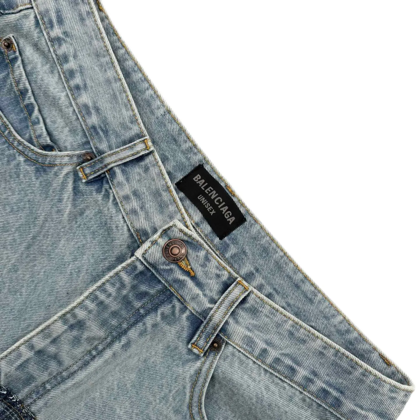 🅿️680 [Exclusive supply] BLCG 24FW spliced ​​pocket jeans (blue). The original purchase was RMB 15,200 and developed. The fabric is made of custom-made satin blue pirouetting denim material. It is full of texture and comfortable to the skin. The gradient and collision of colors are the core. The waistband is decorated with Paris kraft paper to highlight the brand's imprint. Everywhere exudes the trend, creating a walking work of art jeans. The unbridled imagination is fully displayed. Multi-dimensional fusion splicing technology, color splicing, positioning tailoring splicing, multi-pocket splicing, material dimension splicing, tedious and delicate, each step embodies the hard work and wisdom of the craftsmen. Prioritize the customization of 1:1 original denim material, stir-fry snowballs, stir-fry salt, and prepare a special corresponding solution. Add a certain amount of dye, soak the denim material in it to absorb the solvent, then scrub it and dry it to further fade and oxidize it. The rubbing and wrinkling cat's whisker technology is combined with the gun-drawing cat's whisker technology. Priority is given to hand-rubbing in specific areas to achieve a natural wrinkle effect, and then specific tools are used to draw the texture of the cat's whisker shape to create a full visual effect. Prioritize customizing the pocket template, reposition the spray horse, and specially prepare the corresponding reagent. Use a spray gun to accurately spray the reagent solution to the designated position on the pants according to the design requirements. Let the reagent react chemically with the fabric to form a step-by-step gradient effect. From deep to shallow, the gradual process is natural and rich. Size:XS/S/M/L