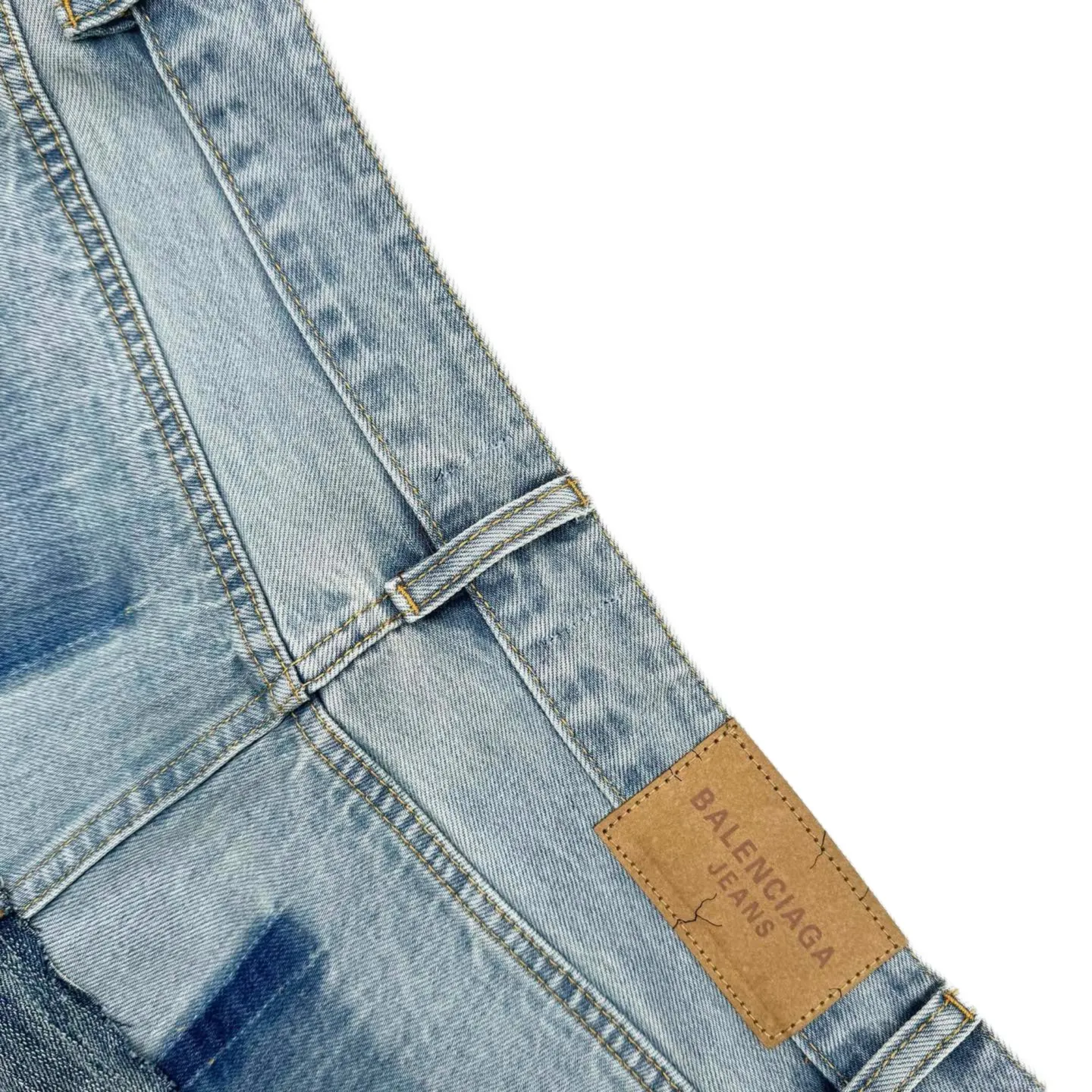 🅿️680 [Exclusive supply] BLCG 24FW spliced ​​pocket jeans (blue). The original purchase was RMB 15,200 and developed. The fabric is made of custom-made satin blue pirouetting denim material. It is full of texture and comfortable to the skin. The gradient and collision of colors are the core. The waistband is decorated with Paris kraft paper to highlight the brand's imprint. Everywhere exudes the trend, creating a walking work of art jeans. The unbridled imagination is fully displayed. Multi-dimensional fusion splicing technology, color splicing, positioning tailoring splicing, multi-pocket splicing, material dimension splicing, tedious and delicate, each step embodies the hard work and wisdom of the craftsmen. Prioritize the customization of 1:1 original denim material, stir-fry snowballs, stir-fry salt, and prepare a special corresponding solution. Add a certain amount of dye, soak the denim material in it to absorb the solvent, then scrub it and dry it to further fade and oxidize it. The rubbing and wrinkling cat's whisker technology is combined with the gun-drawing cat's whisker technology. Priority is given to hand-rubbing in specific areas to achieve a natural wrinkle effect, and then specific tools are used to draw the texture of the cat's whisker shape to create a full visual effect. Prioritize customizing the pocket template, reposition the spray horse, and specially prepare the corresponding reagent. Use a spray gun to accurately spray the reagent solution to the designated position on the pants according to the design requirements. Let the reagent react chemically with the fabric to form a step-by-step gradient effect. From deep to shallow, the gradual process is natural and rich. Size:XS/S/M/L