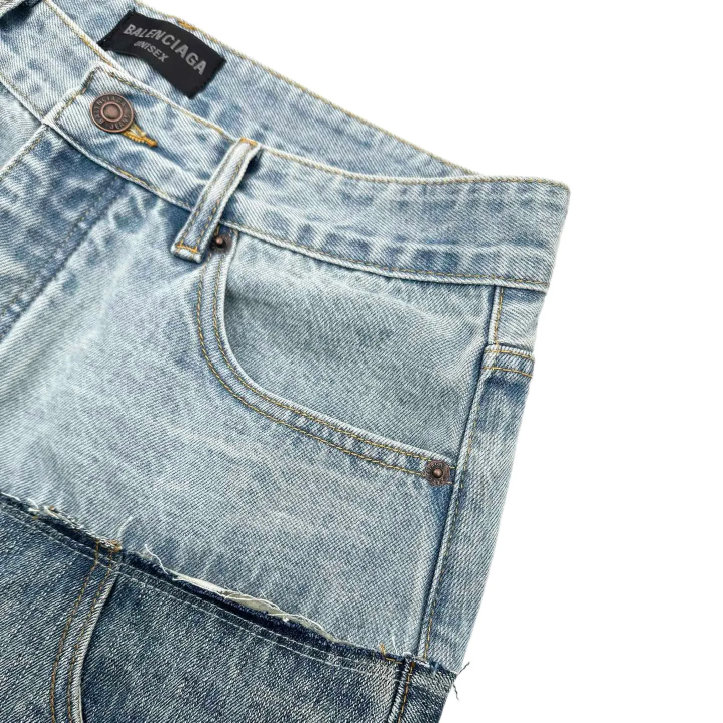 🅿️680 [Exclusive supply] BLCG 24FW spliced ​​pocket jeans (blue). The original purchase was RMB 15,200 and developed. The fabric is made of custom-made satin blue pirouetting denim material. It is full of texture and comfortable to the skin. The gradient and collision of colors are the core. The waistband is decorated with Paris kraft paper to highlight the brand's imprint. Everywhere exudes the trend, creating a walking work of art jeans. The unbridled imagination is fully displayed. Multi-dimensional fusion splicing technology, color splicing, positioning tailoring splicing, multi-pocket splicing, material dimension splicing, tedious and delicate, each step embodies the hard work and wisdom of the craftsmen. Prioritize the customization of 1:1 original denim material, stir-fry snowballs, stir-fry salt, and prepare a special corresponding solution. Add a certain amount of dye, soak the denim material in it to absorb the solvent, then scrub it and dry it to further fade and oxidize it. The rubbing and wrinkling cat's whisker technology is combined with the gun-drawing cat's whisker technology. Priority is given to hand-rubbing in specific areas to achieve a natural wrinkle effect, and then specific tools are used to draw the texture of the cat's whisker shape to create a full visual effect. Prioritize customizing the pocket template, reposition the spray horse, and specially prepare the corresponding reagent. Use a spray gun to accurately spray the reagent solution to the designated position on the pants according to the design requirements. Let the reagent react chemically with the fabric to form a step-by-step gradient effect. From deep to shallow, the gradual process is natural and rich. Size:XS/S/M/L