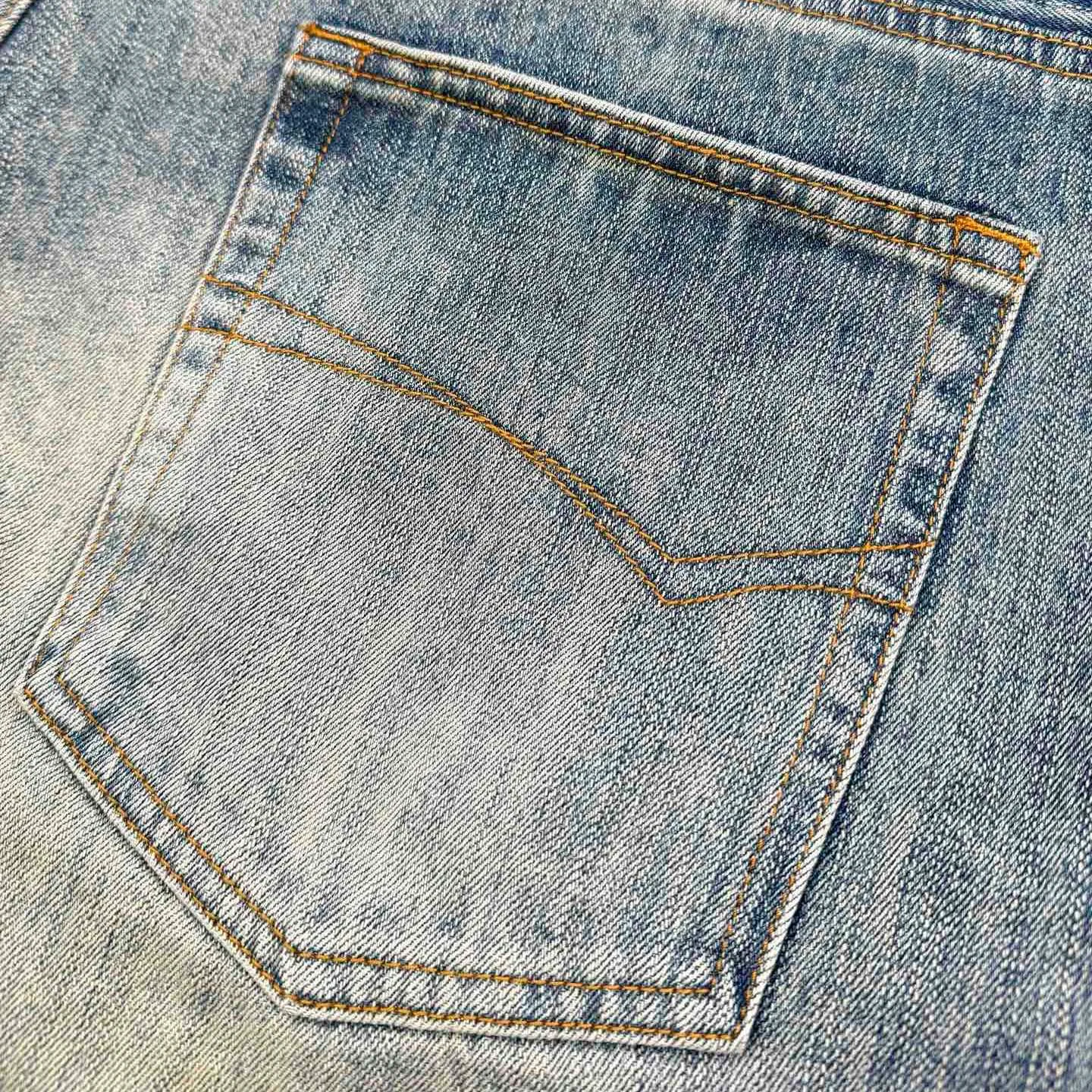 🅿️680 [Exclusive supply] BLCG 24FW spliced ​​pocket jeans (blue). The original purchase was RMB 15,200 and developed. The fabric is made of custom-made satin blue pirouetting denim material. It is full of texture and comfortable to the skin. The gradient and collision of colors are the core. The waistband is decorated with Paris kraft paper to highlight the brand's imprint. Everywhere exudes the trend, creating a walking work of art jeans. The unbridled imagination is fully displayed. Multi-dimensional fusion splicing technology, color splicing, positioning tailoring splicing, multi-pocket splicing, material dimension splicing, tedious and delicate, each step embodies the hard work and wisdom of the craftsmen. Prioritize the customization of 1:1 original denim material, stir-fry snowballs, stir-fry salt, and prepare a special corresponding solution. Add a certain amount of dye, soak the denim material in it to absorb the solvent, then scrub it and dry it to further fade and oxidize it. The rubbing and wrinkling cat's whisker technology is combined with the gun-drawing cat's whisker technology. Priority is given to hand-rubbing in specific areas to achieve a natural wrinkle effect, and then specific tools are used to draw the texture of the cat's whisker shape to create a full visual effect. Prioritize customizing the pocket template, reposition the spray horse, and specially prepare the corresponding reagent. Use a spray gun to accurately spray the reagent solution to the designated position on the pants according to the design requirements. Let the reagent react chemically with the fabric to form a step-by-step gradient effect. From deep to shallow, the gradual process is natural and rich. Size:XS/S/M/L