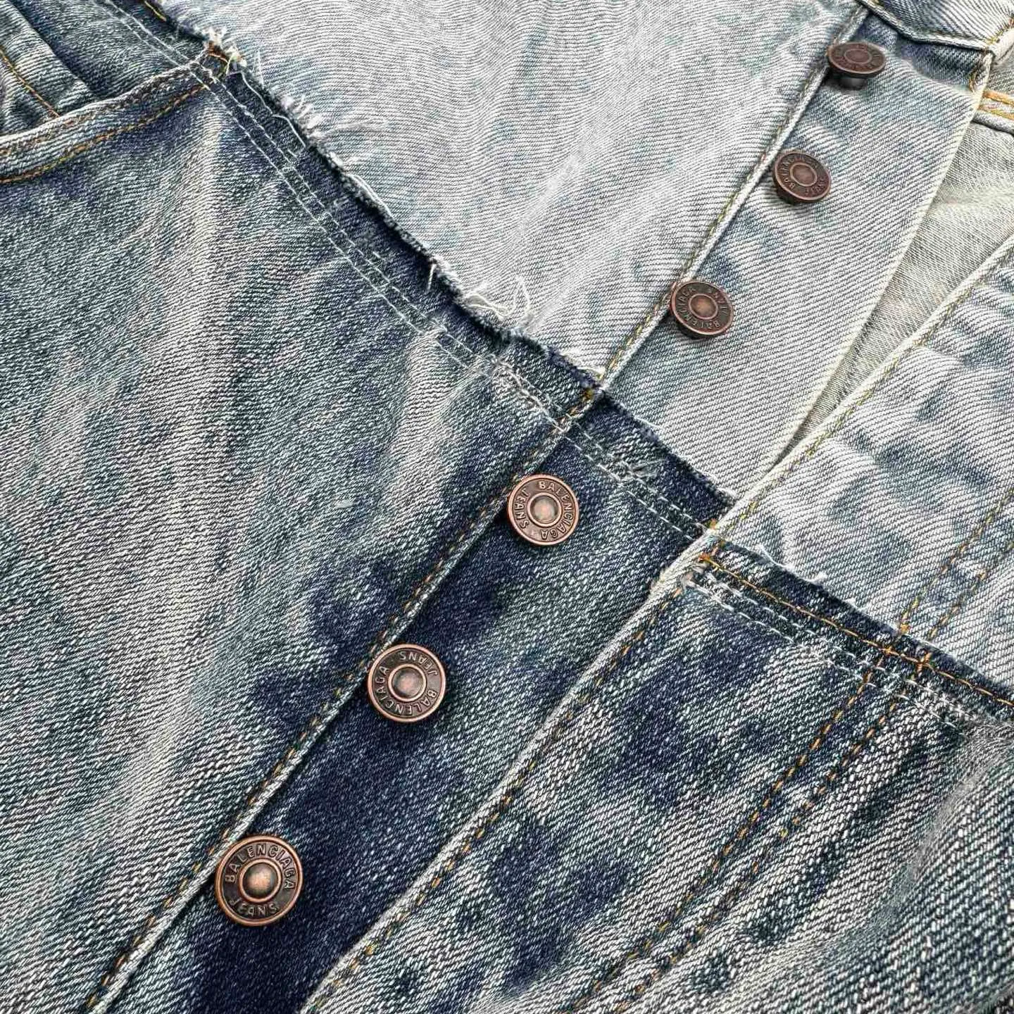 🅿️680 [Exclusive supply] BLCG 24FW spliced ​​pocket jeans (blue). The original purchase was RMB 15,200 and developed. The fabric is made of custom-made satin blue pirouetting denim material. It is full of texture and comfortable to the skin. The gradient and collision of colors are the core. The waistband is decorated with Paris kraft paper to highlight the brand's imprint. Everywhere exudes the trend, creating a walking work of art jeans. The unbridled imagination is fully displayed. Multi-dimensional fusion splicing technology, color splicing, positioning tailoring splicing, multi-pocket splicing, material dimension splicing, tedious and delicate, each step embodies the hard work and wisdom of the craftsmen. Prioritize the customization of 1:1 original denim material, stir-fry snowballs, stir-fry salt, and prepare a special corresponding solution. Add a certain amount of dye, soak the denim material in it to absorb the solvent, then scrub it and dry it to further fade and oxidize it. The rubbing and wrinkling cat's whisker technology is combined with the gun-drawing cat's whisker technology. Priority is given to hand-rubbing in specific areas to achieve a natural wrinkle effect, and then specific tools are used to draw the texture of the cat's whisker shape to create a full visual effect. Prioritize customizing the pocket template, reposition the spray horse, and specially prepare the corresponding reagent. Use a spray gun to accurately spray the reagent solution to the designated position on the pants according to the design requirements. Let the reagent react chemically with the fabric to form a step-by-step gradient effect. From deep to shallow, the gradual process is natural and rich. Size:XS/S/M/L