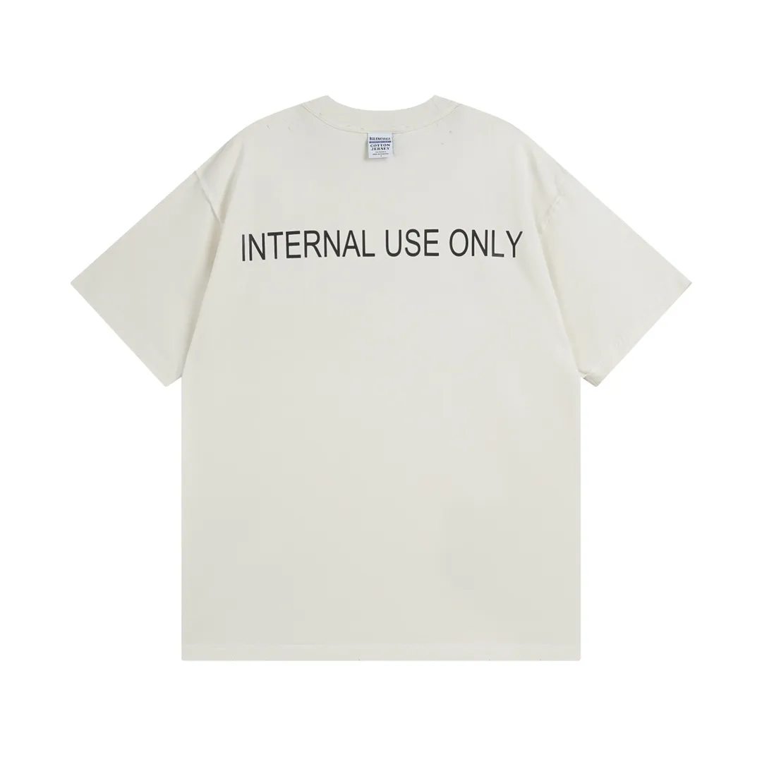 🅿️180 detailed pictures [Top version. Official website quality] BALENCI*GA/Paris #2024 new style. INTERNALUSEONLY letter logo on the front and back ready-to-wear worn short-sleeved T-shirt. Rear collar badge. Ready-made clothes are made with reverse bottoms as the top. #2024 Spring and Summer Brick Cabinet Synchronization Welcome to compare. The fabric is made of Paris ZP custom-woven and dyed cotton double yarn, with a weight of 260 grams. The cloth surface is clean. The cloth pattern is clear, soft and comfortable. The threads are dyed with no color difference. The classic letter LOGO is printed with imported environmentally friendly glue. The letters are clear and the effect is three-dimensional. Restore the brick cabinet, adopt OS loose shoulder style. Same style for men and women. Code: BL223385 Color: black. Off-white Size: XS to L