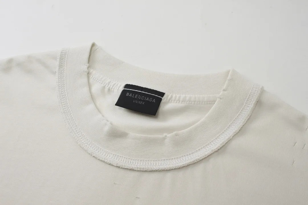🅿️180 detailed pictures [Top version. Official website quality] BALENCI*GA/Paris #2024 new style. INTERNALUSEONLY letter logo on the front and back ready-to-wear worn short-sleeved T-shirt. Rear collar badge. Ready-made clothes are made with reverse bottoms as the top. #2024 Spring and Summer Brick Cabinet Synchronization Welcome to compare. The fabric is made of Paris ZP custom-woven and dyed cotton double yarn, with a weight of 260 grams. The cloth surface is clean. The cloth pattern is clear, soft and comfortable. The threads are dyed with no color difference. The classic letter LOGO is printed with imported environmentally friendly glue. The letters are clear and the effect is three-dimensional. Restore the brick cabinet, adopt OS loose shoulder style. Same style for men and women. Code: BL223385 Color: black. Off-white Size: XS to L