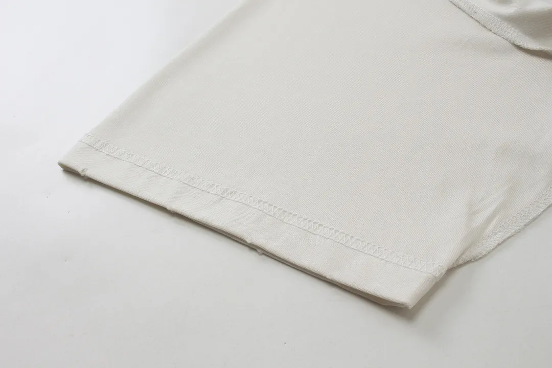 🅿️180 detailed pictures [Top version. Official website quality] BALENCI*GA/Paris #2024 new style. INTERNALUSEONLY letter logo on the front and back ready-to-wear worn short-sleeved T-shirt. Rear collar badge. Ready-made clothes are made with reverse bottoms as the top. #2024 Spring and Summer Brick Cabinet Synchronization Welcome to compare. The fabric is made of Paris ZP custom-woven and dyed cotton double yarn, with a weight of 260 grams. The cloth surface is clean. The cloth pattern is clear, soft and comfortable. The threads are dyed with no color difference. The classic letter LOGO is printed with imported environmentally friendly glue. The letters are clear and the effect is three-dimensional. Restore the brick cabinet, adopt OS loose shoulder style. Same style for men and women. Code: BL223385 Color: black. Off-white Size: XS to L