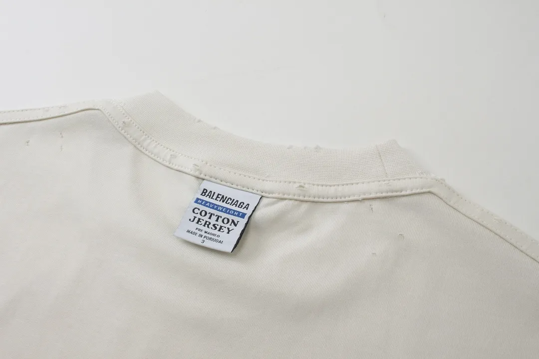 🅿️180 detailed pictures [Top version. Official website quality] BALENCI*GA/Paris #2024 new style. INTERNALUSEONLY letter logo on the front and back ready-to-wear worn short-sleeved T-shirt. Rear collar badge. Ready-made clothes are made with reverse bottoms as the top. #2024 Spring and Summer Brick Cabinet Synchronization Welcome to compare. The fabric is made of Paris ZP custom-woven and dyed cotton double yarn, with a weight of 260 grams. The cloth surface is clean. The cloth pattern is clear, soft and comfortable. The threads are dyed with no color difference. The classic letter LOGO is printed with imported environmentally friendly glue. The letters are clear and the effect is three-dimensional. Restore the brick cabinet, adopt OS loose shoulder style. Same style for men and women. Code: BL223385 Color: black. Off-white Size: XS to L