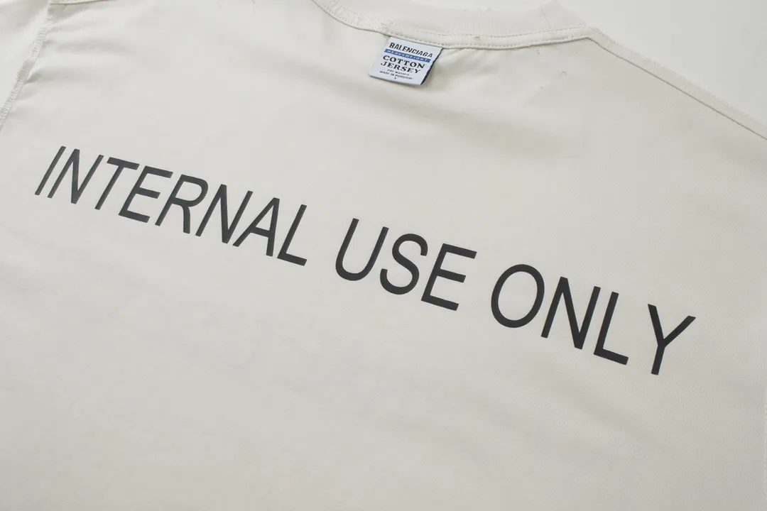 🅿️180 detailed pictures [Top version. Official website quality] BALENCI*GA/Paris #2024 new style. INTERNALUSEONLY letter logo on the front and back ready-to-wear worn short-sleeved T-shirt. Rear collar badge. Ready-made clothes are made with reverse bottoms as the top. #2024 Spring and Summer Brick Cabinet Synchronization Welcome to compare. The fabric is made of Paris ZP custom-woven and dyed cotton double yarn, with a weight of 260 grams. The cloth surface is clean. The cloth pattern is clear, soft and comfortable. The threads are dyed with no color difference. The classic letter LOGO is printed with imported environmentally friendly glue. The letters are clear and the effect is three-dimensional. Restore the brick cabinet, adopt OS loose shoulder style. Same style for men and women. Code: BL223385 Color: black. Off-white Size: XS to L