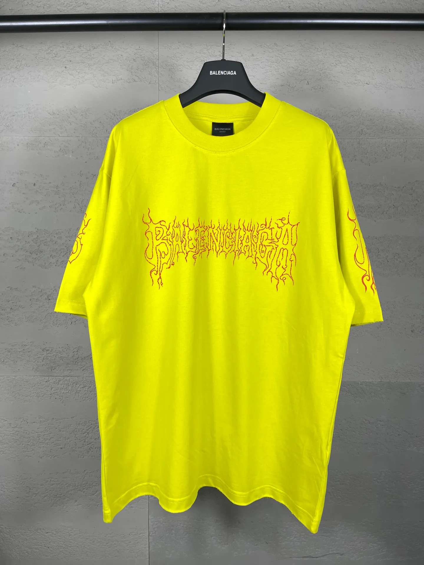 🅿️186 real photos [Top version. Official website quality] BALENCI*GA/Paris. 2024 new style flame letter LOGO destruction printed short-sleeved T-shirt. Brick cabinets are synchronized. Genuine products are developed at the first time, and you can print and compare! The fabric is made of Paris ZP custom-woven and dyed cotton double yarn. Weighing 260 grams, the cloth surface is clean. The cloth pattern is clear, soft and comfortable. The threads are dyed with no color difference. The classic LOGO is printed using environmentally friendly imported materials, with clear pattern letters and a three-dimensional effect. Restored brick cabinet. Ready-made clothes are washed, worn and distressed. Different market currency. Welcome to compare. The version adopts OS loose shoulder version. Same style for men and women. Code: BL233303 Color: black, white, yellow, gray blue Size: XS to L
