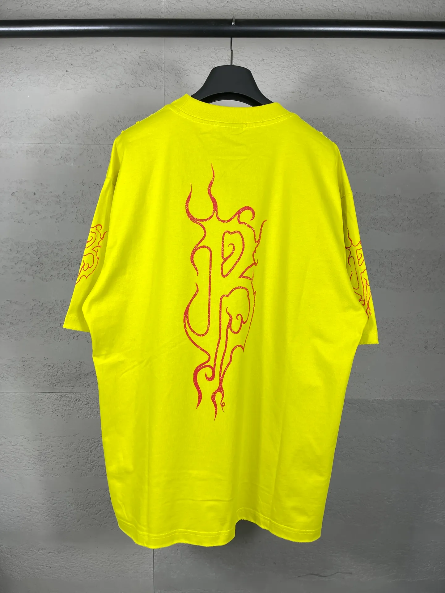 🅿️186 real photos [Top version. Official website quality] BALENCI*GA/Paris. 2024 new style flame letter LOGO destruction printed short-sleeved T-shirt. Brick cabinets are synchronized. Genuine products are developed at the first time, and you can print and compare! The fabric is made of Paris ZP custom-woven and dyed cotton double yarn. Weighing 260 grams, the cloth surface is clean. The cloth pattern is clear, soft and comfortable. The threads are dyed with no color difference. The classic LOGO is printed using environmentally friendly imported materials, with clear pattern letters and a three-dimensional effect. Restored brick cabinet. Ready-made clothes are washed, worn and distressed. Different market currency. Welcome to compare. The version adopts OS loose shoulder version. Same style for men and women. Code: BL233303 Color: black, white, yellow, gray blue Size: XS to L