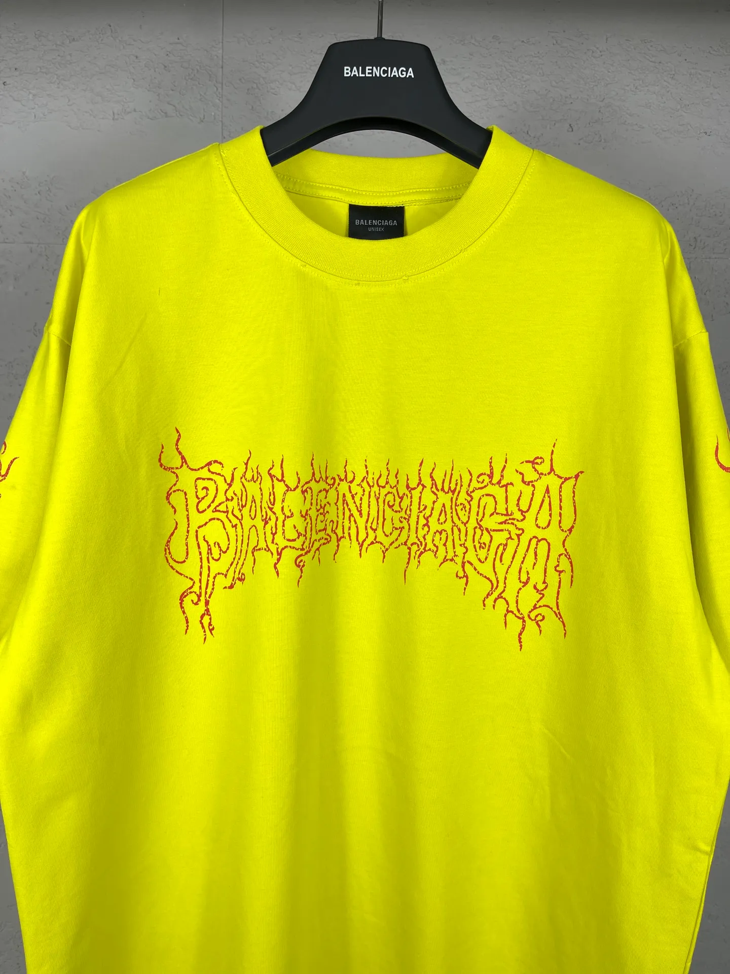 🅿️186 real photos [Top version. Official website quality] BALENCI*GA/Paris. 2024 new style flame letter LOGO destruction printed short-sleeved T-shirt. Brick cabinets are synchronized. Genuine products are developed at the first time, and you can print and compare! The fabric is made of Paris ZP custom-woven and dyed cotton double yarn. Weighing 260 grams, the cloth surface is clean. The cloth pattern is clear, soft and comfortable. The threads are dyed with no color difference. The classic LOGO is printed using environmentally friendly imported materials, with clear pattern letters and a three-dimensional effect. Restored brick cabinet. Ready-made clothes are washed, worn and distressed. Different market currency. Welcome to compare. The version adopts OS loose shoulder version. Same style for men and women. Code: BL233303 Color: black, white, yellow, gray blue Size: XS to L