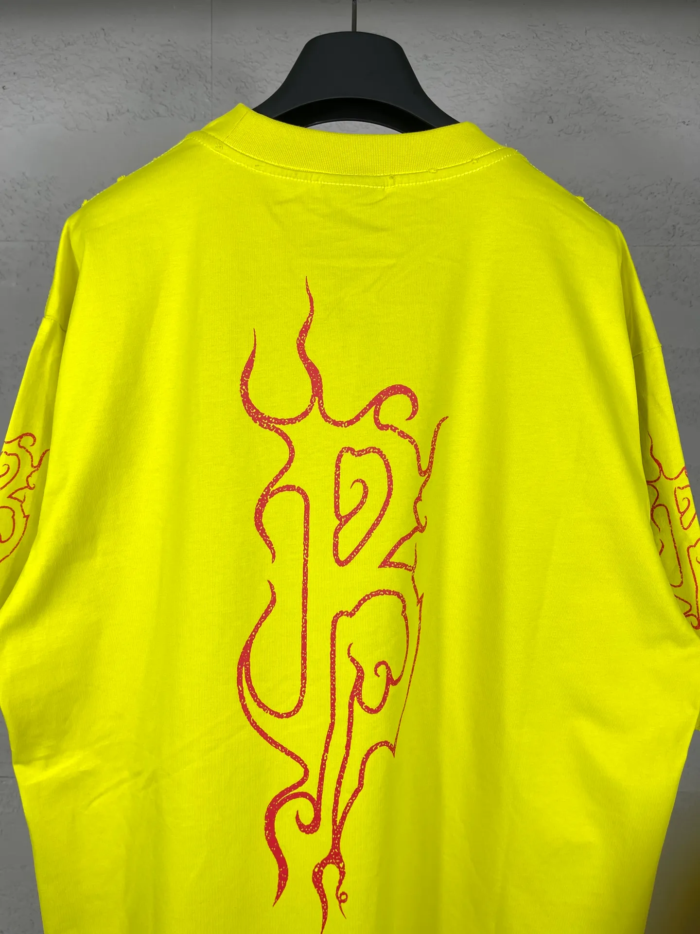 🅿️186 real photos [Top version. Official website quality] BALENCI*GA/Paris. 2024 new style flame letter LOGO destruction printed short-sleeved T-shirt. Brick cabinets are synchronized. Genuine products are developed at the first time, and you can print and compare! The fabric is made of Paris ZP custom-woven and dyed cotton double yarn. Weighing 260 grams, the cloth surface is clean. The cloth pattern is clear, soft and comfortable. The threads are dyed with no color difference. The classic LOGO is printed using environmentally friendly imported materials, with clear pattern letters and a three-dimensional effect. Restored brick cabinet. Ready-made clothes are washed, worn and distressed. Different market currency. Welcome to compare. The version adopts OS loose shoulder version. Same style for men and women. Code: BL233303 Color: black, white, yellow, gray blue Size: XS to L