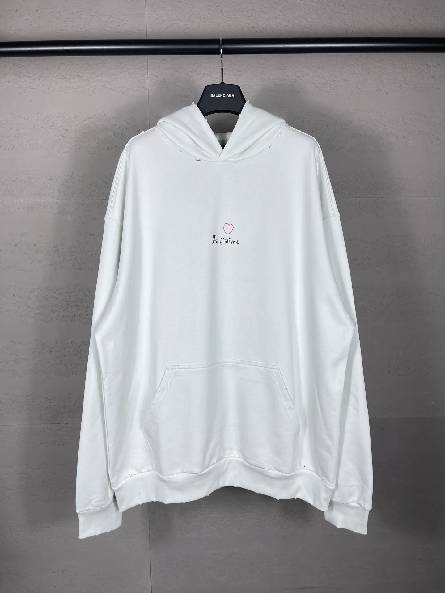 🅿️300 real photos [Top version. Official website quality] BALENCI*GA/Paris BALENCI*GA#Valentine's Day. The latest model limited to Chinese Valentine's Day, love embroidered hooded sweatshirt. Brick cabinet synchronization. The fabric is made of Paris ZP custom-woven and dyed cotton double-yarn David sweatshirt. The weight is 450 grams. The cloth surface is clean. The texture is clear. Soft and comfortable. The color fastness is good. It is not easy to change color. The threads are woven and dyed with no color difference. The front and back embroidery is embroidered with an embroidery machine imported from Tajima. The effect is three-dimensional, and the version adopts the OS loose off-shoulder version. Same style for men and women. Code: BL238011 Color: washed black. Off-white. Size: XS S M L