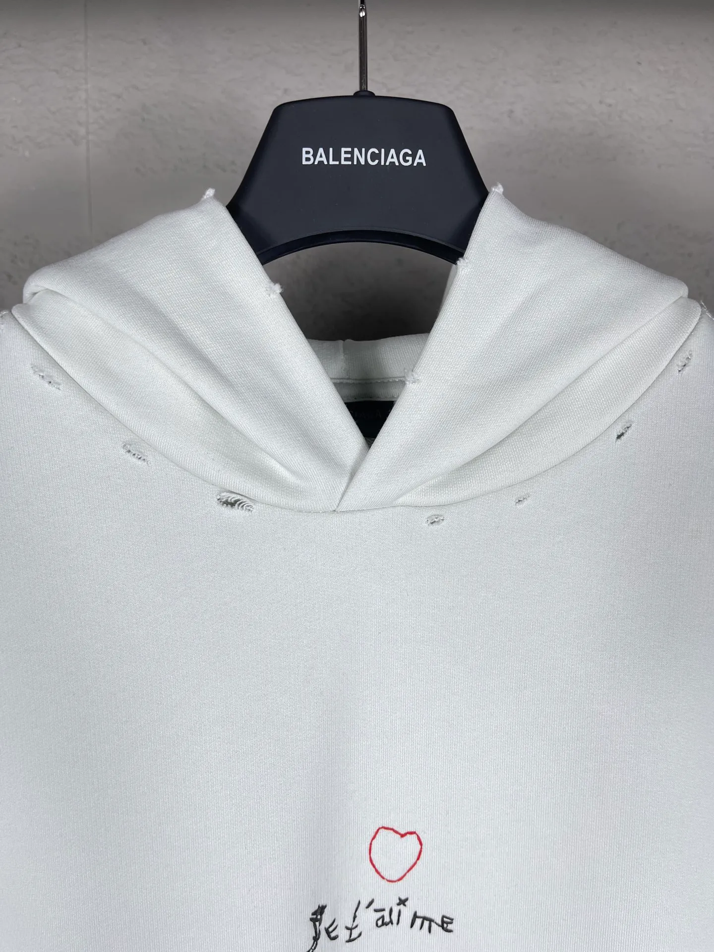 🅿️300 real photos [Top version. Official website quality] BALENCI*GA/Paris BALENCI*GA#Valentine's Day. The latest model limited to Chinese Valentine's Day, love embroidered hooded sweatshirt. Brick cabinet synchronization. The fabric is made of Paris ZP custom-woven and dyed cotton double-yarn David sweatshirt. The weight is 450 grams. The cloth surface is clean. The texture is clear. Soft and comfortable. The color fastness is good. It is not easy to change color. The threads are woven and dyed with no color difference. The front and back embroidery is embroidered with an embroidery machine imported from Tajima. The effect is three-dimensional, and the version adopts the OS loose off-shoulder version. Same style for men and women. Code: BL238011 Color: washed black. Off-white. Size: XS S M L