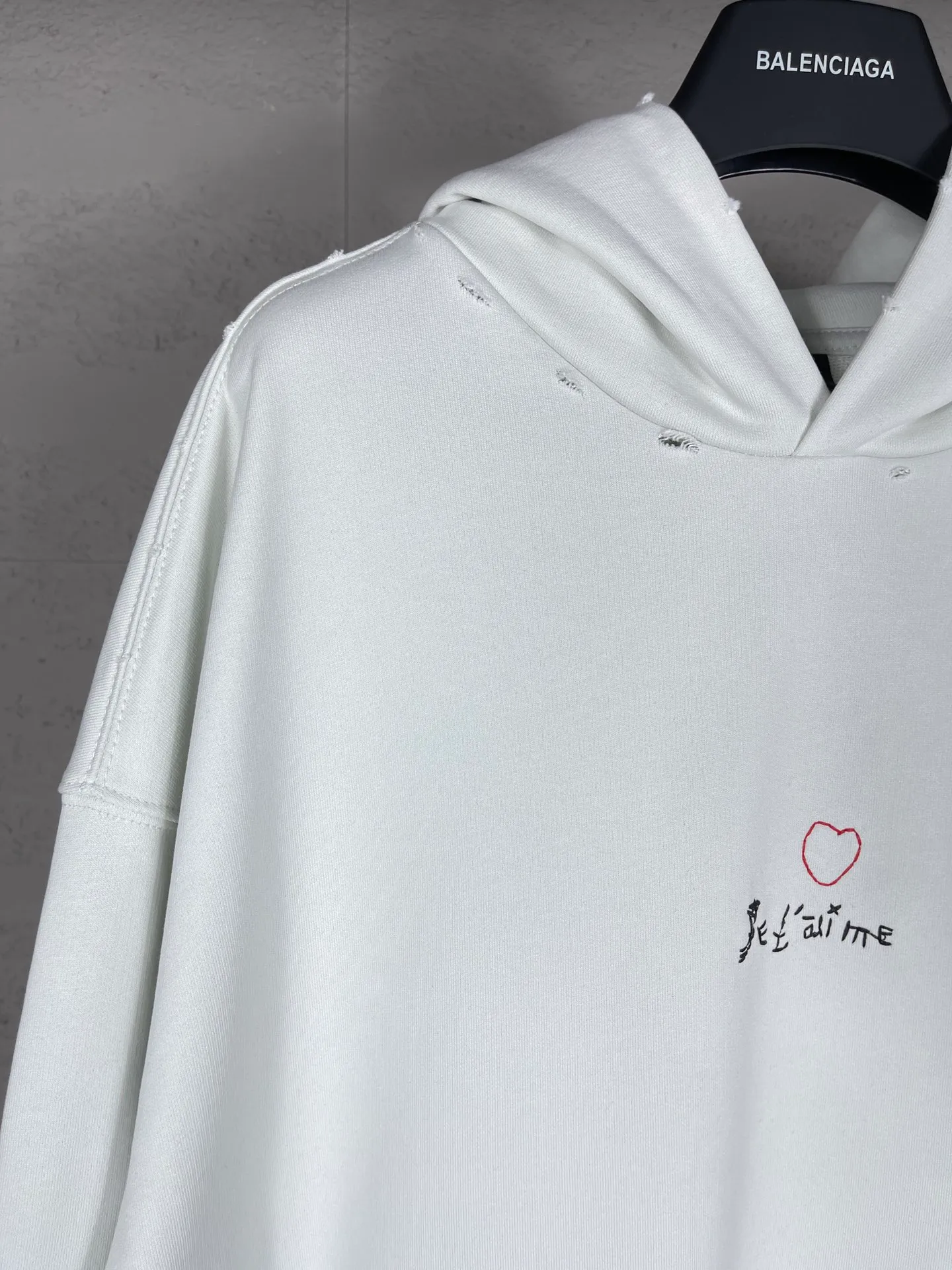 🅿️300 real photos [Top version. Official website quality] BALENCI*GA/Paris BALENCI*GA#Valentine's Day. The latest model limited to Chinese Valentine's Day, love embroidered hooded sweatshirt. Brick cabinet synchronization. The fabric is made of Paris ZP custom-woven and dyed cotton double-yarn David sweatshirt. The weight is 450 grams. The cloth surface is clean. The texture is clear. Soft and comfortable. The color fastness is good. It is not easy to change color. The threads are woven and dyed with no color difference. The front and back embroidery is embroidered with an embroidery machine imported from Tajima. The effect is three-dimensional, and the version adopts the OS loose off-shoulder version. Same style for men and women. Code: BL238011 Color: washed black. Off-white. Size: XS S M L
