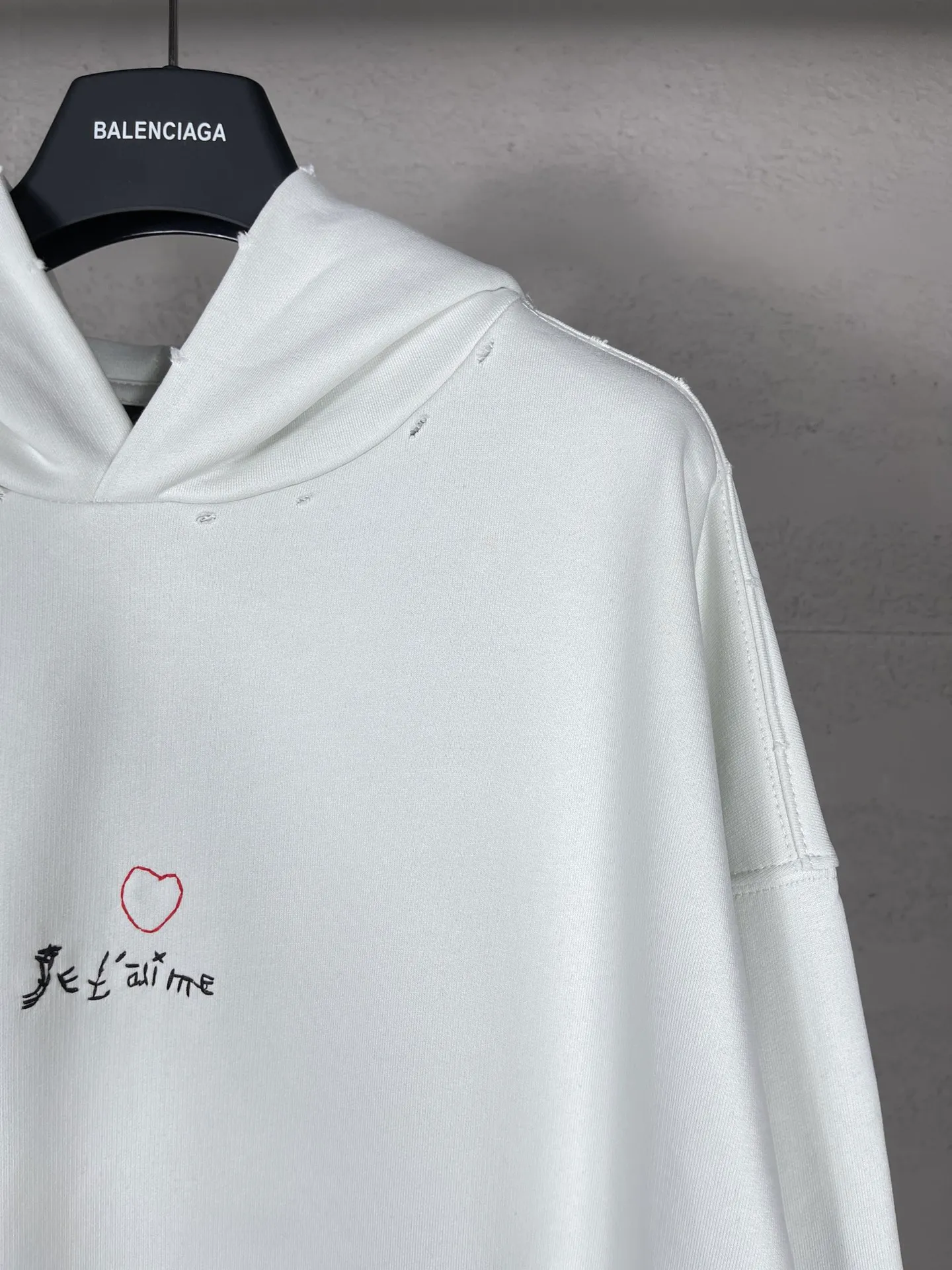 🅿️300 real photos [Top version. Official website quality] BALENCI*GA/Paris BALENCI*GA#Valentine's Day. The latest model limited to Chinese Valentine's Day, love embroidered hooded sweatshirt. Brick cabinet synchronization. The fabric is made of Paris ZP custom-woven and dyed cotton double-yarn David sweatshirt. The weight is 450 grams. The cloth surface is clean. The texture is clear. Soft and comfortable. The color fastness is good. It is not easy to change color. The threads are woven and dyed with no color difference. The front and back embroidery is embroidered with an embroidery machine imported from Tajima. The effect is three-dimensional, and the version adopts the OS loose off-shoulder version. Same style for men and women. Code: BL238011 Color: washed black. Off-white. Size: XS S M L