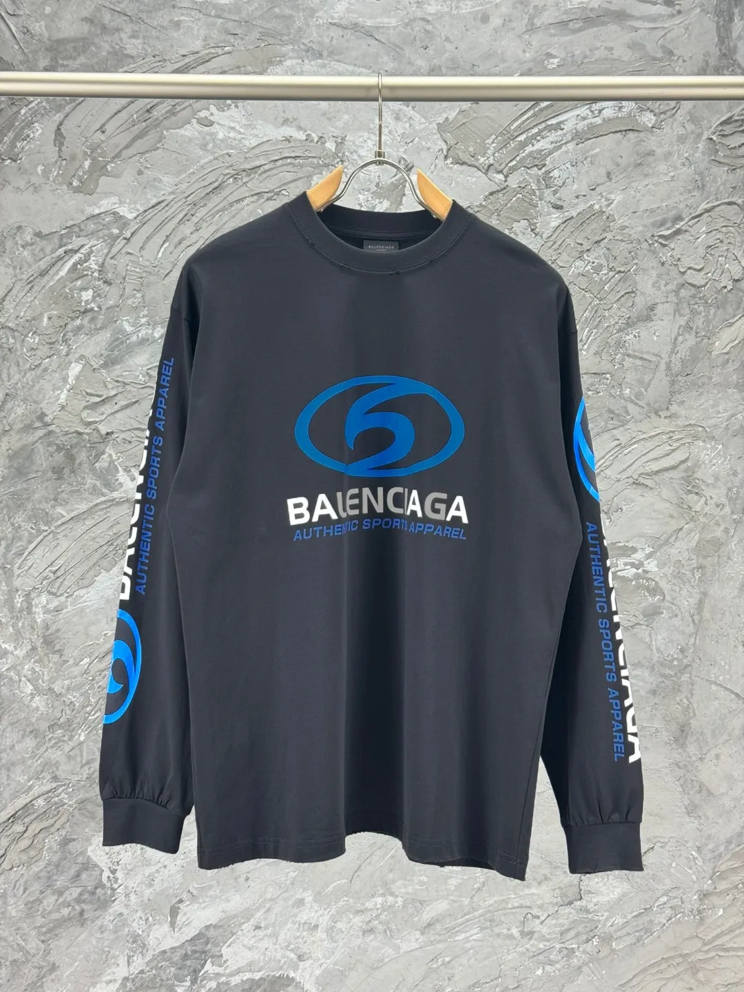 🅿️250 BALENCI*GA Paris surfing pattern long sleeves with letters. The fabric is made of Paris custom-woven double yarn cotton fabric. The weight is 280g. The thread is custom-woven and dyed without color difference. The front and back panels are made of environmentally friendly dot offset printing. Two high-temperature setting washes. os dropped shoulders and loose version. Same style for men and women -Color: gray blue beige -SIZE: XS S M L Style No. 8611#