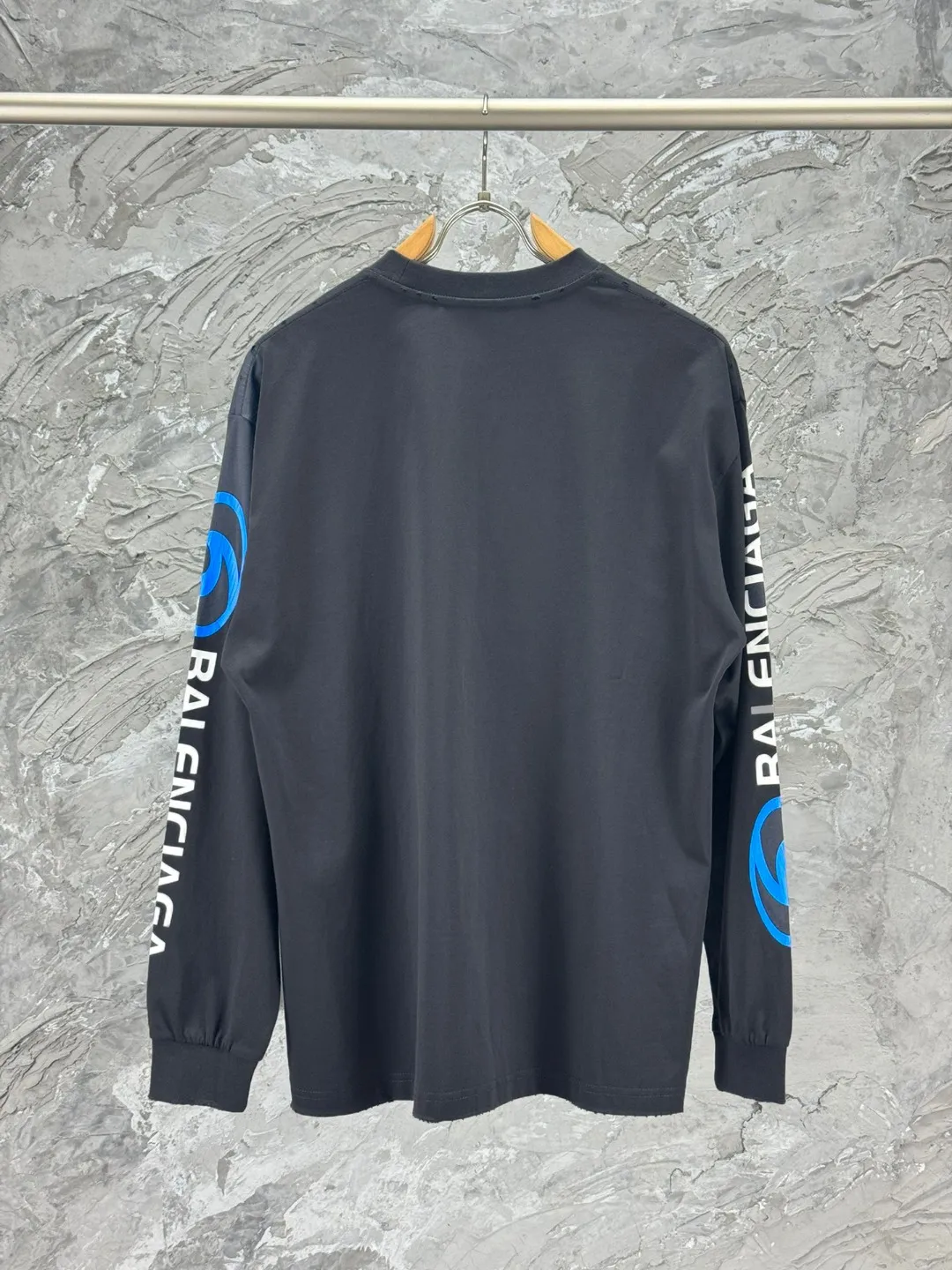 🅿️250 BALENCI*GA Paris surfing pattern long sleeves with letters. The fabric is made of Paris custom-woven double yarn cotton fabric. The weight is 280g. The thread is custom-woven and dyed without color difference. The front and back panels are made of environmentally friendly dot offset printing. Two high-temperature setting washes. os dropped shoulders and loose version. Same style for men and women -Color: gray blue beige -SIZE: XS S M L Style No. 8611#