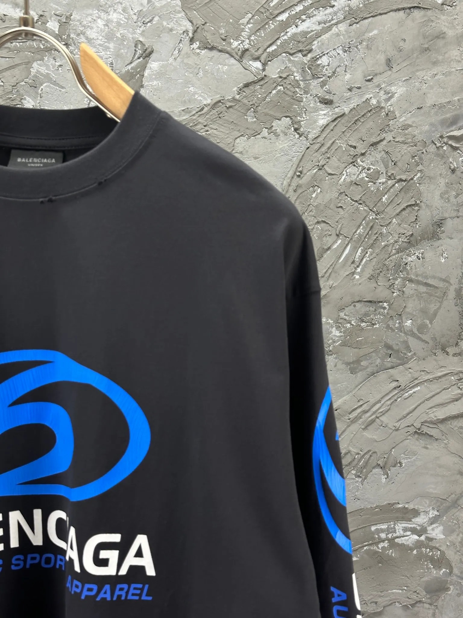 🅿️250 BALENCI*GA Paris surfing pattern long sleeves with letters. The fabric is made of Paris custom-woven double yarn cotton fabric. The weight is 280g. The thread is custom-woven and dyed without color difference. The front and back panels are made of environmentally friendly dot offset printing. Two high-temperature setting washes. os dropped shoulders and loose version. Same style for men and women -Color: gray blue beige -SIZE: XS S M L Style No. 8611#