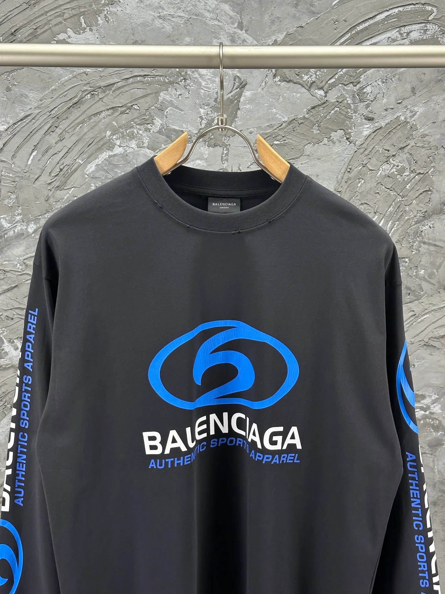 🅿️250 BALENCI*GA Paris surfing pattern long sleeves with letters. The fabric is made of Paris custom-woven double yarn cotton fabric. The weight is 280g. The thread is custom-woven and dyed without color difference. The front and back panels are made of environmentally friendly dot offset printing. Two high-temperature setting washes. os dropped shoulders and loose version. Same style for men and women -Color: gray blue beige -SIZE: XS S M L Style No. 8611#