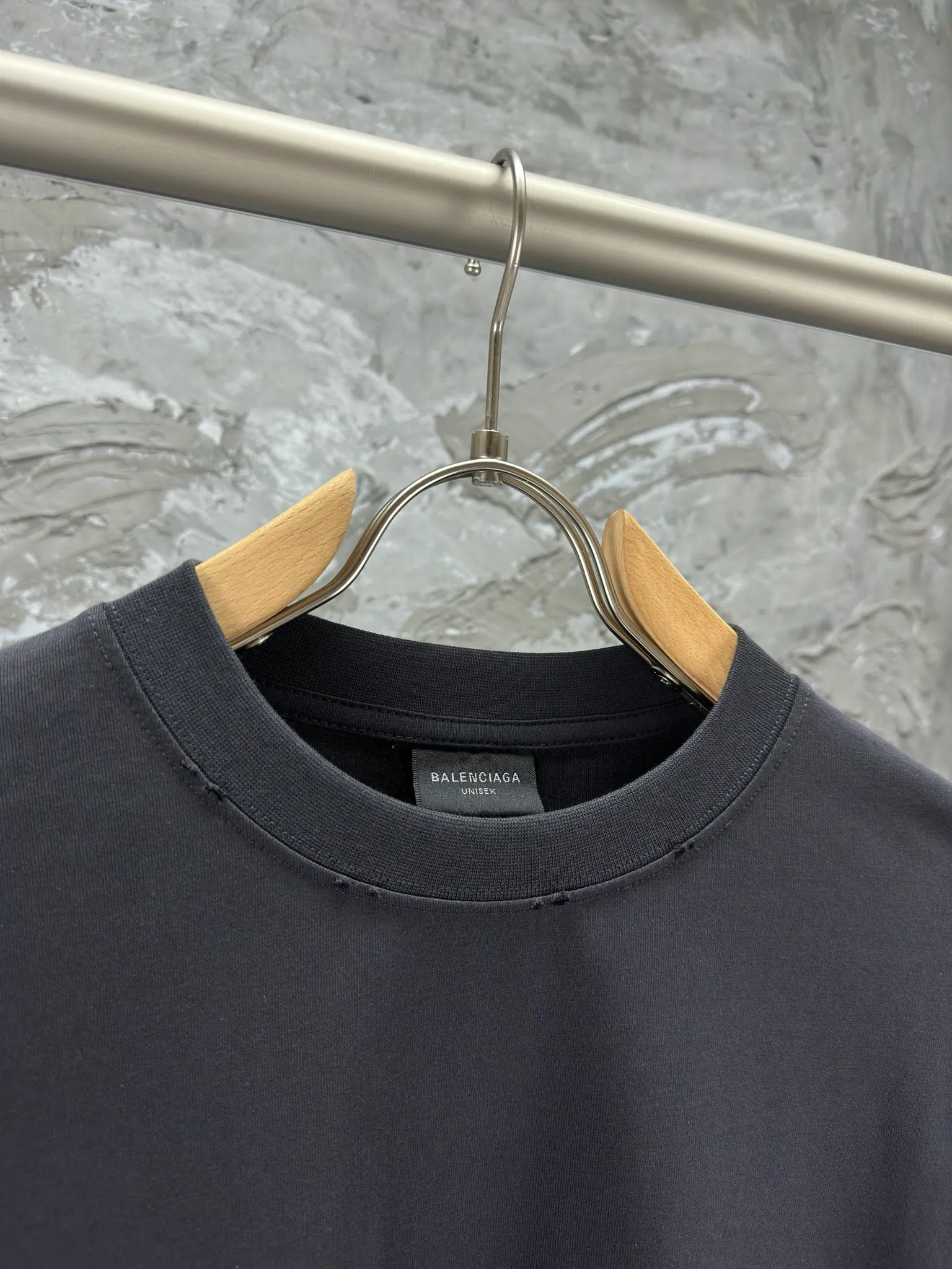 🅿️250 BALENCI*GA Paris surfing pattern long sleeves with letters. The fabric is made of Paris custom-woven double yarn cotton fabric. The weight is 280g. The thread is custom-woven and dyed without color difference. The front and back panels are made of environmentally friendly dot offset printing. Two high-temperature setting washes. os dropped shoulders and loose version. Same style for men and women -Color: gray blue beige -SIZE: XS S M L Style No. 8611#
