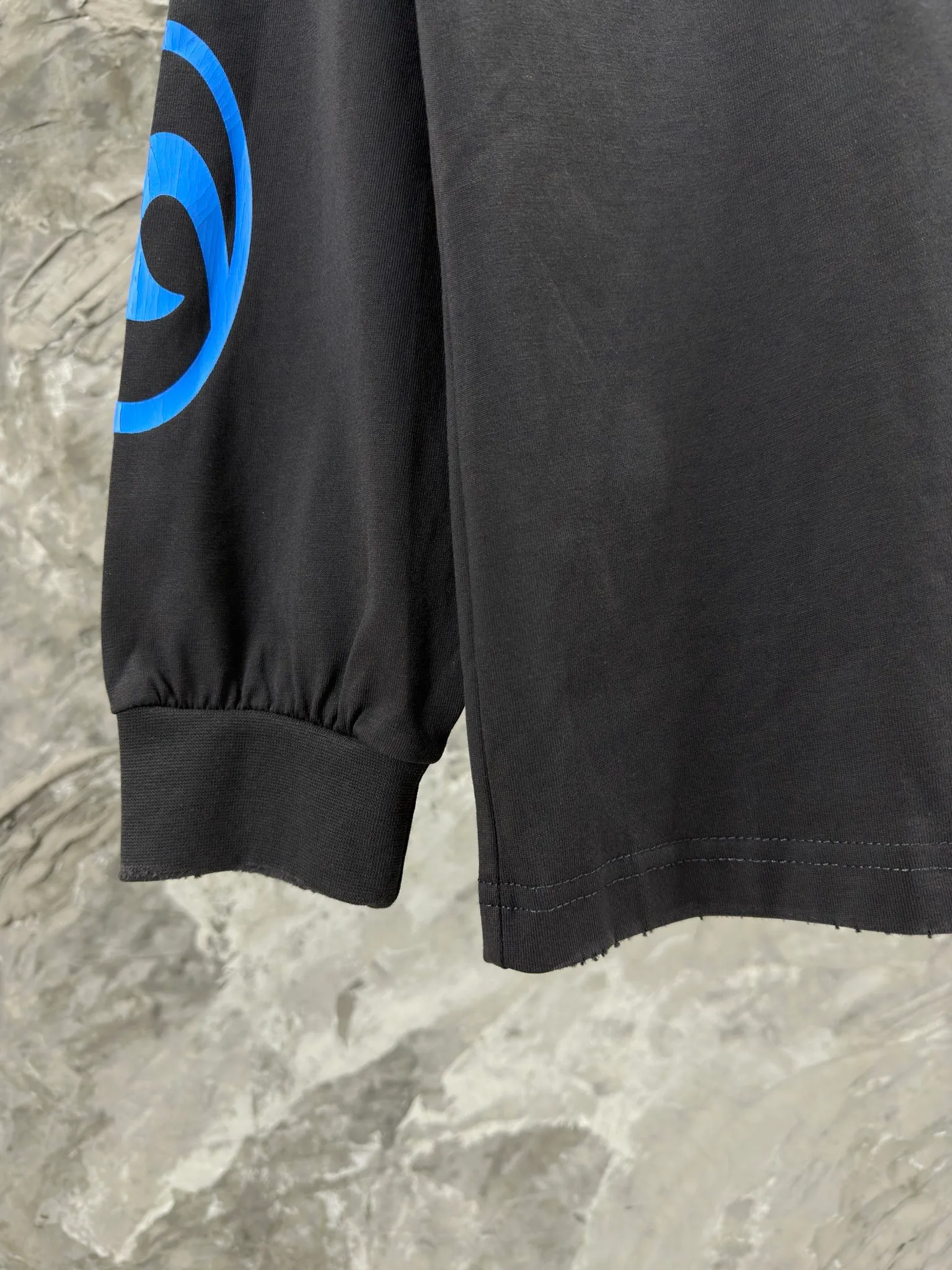 🅿️250 BALENCI*GA Paris surfing pattern long sleeves with letters. The fabric is made of Paris custom-woven double yarn cotton fabric. The weight is 280g. The thread is custom-woven and dyed without color difference. The front and back panels are made of environmentally friendly dot offset printing. Two high-temperature setting washes. os dropped shoulders and loose version. Same style for men and women -Color: gray blue beige -SIZE: XS S M L Style No. 8611#