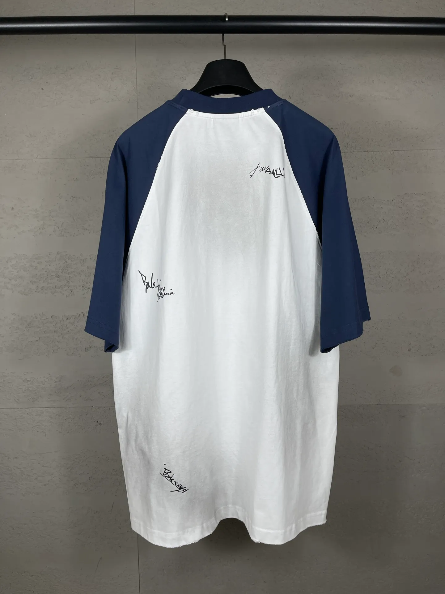 🅿️230 real photos [Top version. Official website quality] BALENCI*GA/Paris #2025 new style raglan sleeves, color matching, signature printing, embroidery LOGO, washed, distressed, hand-painted graffiti, new short-sleeved T-shirt. #2025 Brick Cabinet Synchronization Extra heavy craftsmanship. Welcome to compare. The fabric is made of Paris ZP custom-woven and dyed cotton double yarn, with a weight of 260 grams. The cloth surface is clean. The cloth pattern is clear, soft and comfortable. The threads are dyed with no color difference. The signature is printed with environmentally friendly glue, and the classic letter LOGO is embroidered with an imported Tajima embroidery machine. The letters are clear and the effect is three-dimensional. Restore brick cabinet, adopt OS loose shoulder style. Same style for men and women. Code: BL253728 Color: black, white, yellow Size: XS S M L
