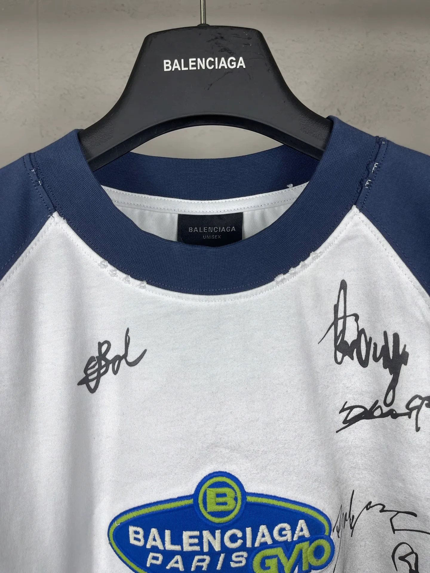 🅿️230 real photos [Top version. Official website quality] BALENCI*GA/Paris #2025 new style raglan sleeves, color matching, signature printing, embroidery LOGO, washed, distressed, hand-painted graffiti, new short-sleeved T-shirt. #2025 Brick Cabinet Synchronization Extra heavy craftsmanship. Welcome to compare. The fabric is made of Paris ZP custom-woven and dyed cotton double yarn, with a weight of 260 grams. The cloth surface is clean. The cloth pattern is clear, soft and comfortable. The threads are dyed with no color difference. The signature is printed with environmentally friendly glue, and the classic letter LOGO is embroidered with an imported Tajima embroidery machine. The letters are clear and the effect is three-dimensional. Restore brick cabinet, adopt OS loose shoulder style. Same style for men and women. Code: BL253728 Color: black, white, yellow Size: XS S M L