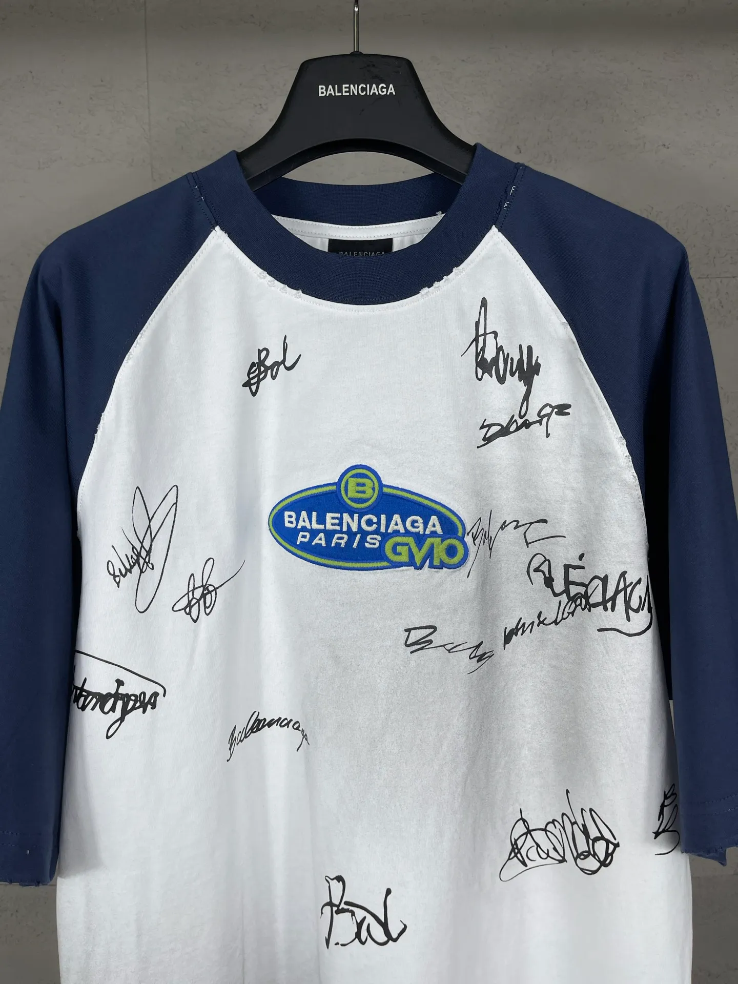 🅿️230 real photos [Top version. Official website quality] BALENCI*GA/Paris #2025 new style raglan sleeves, color matching, signature printing, embroidery LOGO, washed, distressed, hand-painted graffiti, new short-sleeved T-shirt. #2025 Brick Cabinet Synchronization Extra heavy craftsmanship. Welcome to compare. The fabric is made of Paris ZP custom-woven and dyed cotton double yarn, with a weight of 260 grams. The cloth surface is clean. The cloth pattern is clear, soft and comfortable. The threads are dyed with no color difference. The signature is printed with environmentally friendly glue, and the classic letter LOGO is embroidered with an imported Tajima embroidery machine. The letters are clear and the effect is three-dimensional. Restore brick cabinet, adopt OS loose shoulder style. Same style for men and women. Code: BL253728 Color: black, white, yellow Size: XS S M L