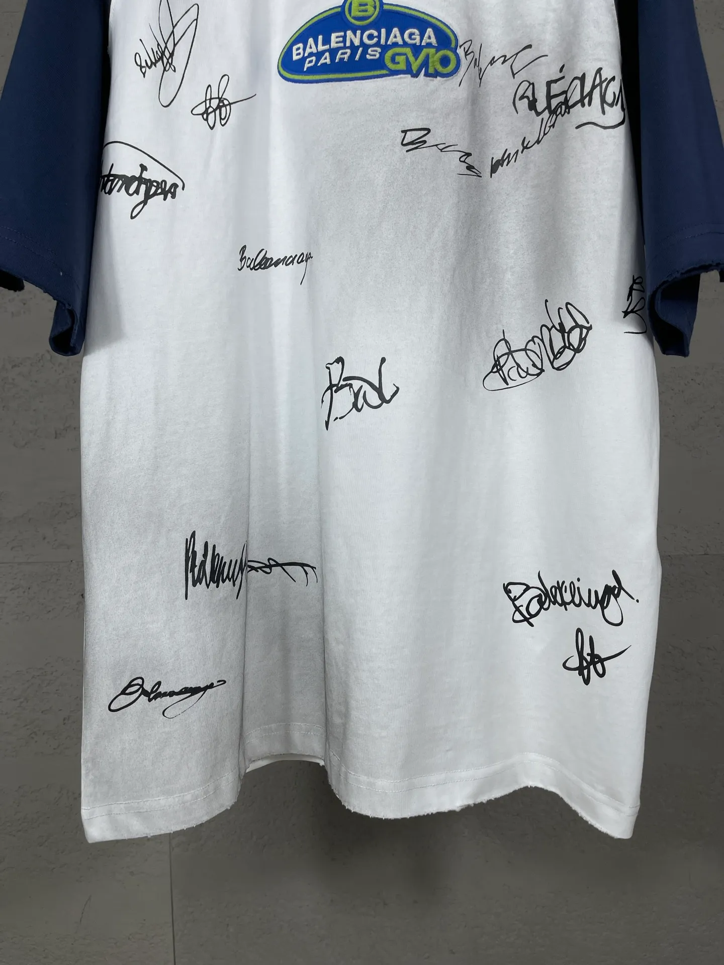 🅿️230 real photos [Top version. Official website quality] BALENCI*GA/Paris #2025 new style raglan sleeves, color matching, signature printing, embroidery LOGO, washed, distressed, hand-painted graffiti, new short-sleeved T-shirt. #2025 Brick Cabinet Synchronization Extra heavy craftsmanship. Welcome to compare. The fabric is made of Paris ZP custom-woven and dyed cotton double yarn, with a weight of 260 grams. The cloth surface is clean. The cloth pattern is clear, soft and comfortable. The threads are dyed with no color difference. The signature is printed with environmentally friendly glue, and the classic letter LOGO is embroidered with an imported Tajima embroidery machine. The letters are clear and the effect is three-dimensional. Restore brick cabinet, adopt OS loose shoulder style. Same style for men and women. Code: BL253728 Color: black, white, yellow Size: XS S M L