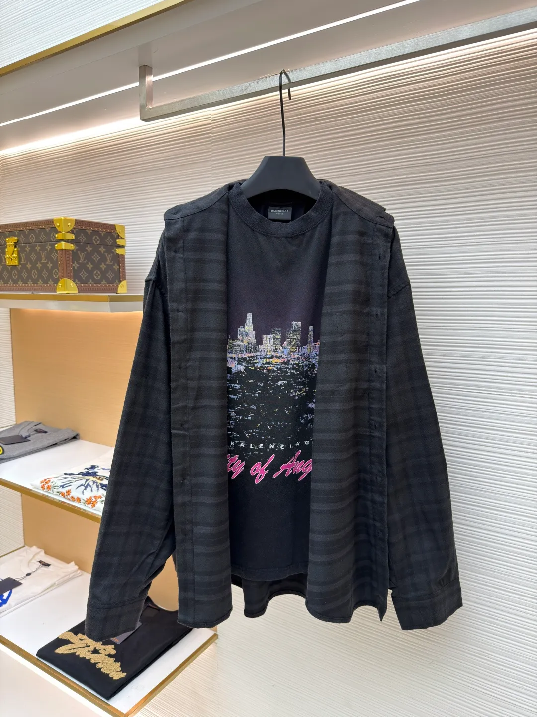 Balenciaga night scene two-piece lapel shirt ●Original version: Purchased and developed for 12800 ●Item number: 1681293-C00 ●Fabric: Retro jersey fabric ●Technology: Washed printing production ●Color: black ●Version: fitted version ●Weight: about 580 grams ●Size: XS-S-M-L ●Description: Featuring an innovative "two-piece" construction that combines a cotton poplin lapel shirt with a vintage jersey short-sleeve. The outer fabric is made of blended materials through a combination of three technologies: yarn configuration, weaving structure and finishing. The fabric is made of combed long-staple cotton and is woven with poplin tissue through high-count and high-density yarns to create a delicate luster and smooth touch. Jacquard plaid is programmed to control warp and weft yarns through an electronic jacquard machine, and interweaves yarns of different colors in heavy flat, twill or square weaves. Special finishing treatment enhances the fabric's wrinkle resistance, drape feel and dimensional stability. It is characterized by a tight structure and smooth surface, giving the piece a neat and skeletal feel. The yarn is combed to remove short fibers to ensure that the woven cloth is smooth and even. The plain weave structure makes the front and back of the fabric have the same texture, and has good breathability, ductility and softness. The finishing softening treatment gives the fabric a super soft touch and reduces shrinkage. Some products are also subjected to anti-pilling processing to improve durability. It adopts 13 highly complex screen printing of environmentally friendly oily dark floral paste. 13 screens mean the pattern is rich in color and has an extremely fine level of detail. The environmentally friendly oil-based dark flower paste used is a high-grade printing material. While ensuring that the pattern is clear and sharp and washable, it can present a vague matte texture, is smooth and non-sticky to the touch, and blends with the fabric itself. After the garments of the shirt are processed through a special process of professional washing, the entire garment is polished and softened, causing the fabric fibers to fade and wear naturally, and slight traces of wear to the bones. A silicone softener is added to the back section to give the fabric a soft touch. After drying and shaping, it forms a mild vintage tone and soft texture, ultimately presenting a vintage texture after natural wear while maintaining a stable garment shape. The overall wiring is straight and delicate, the fabric is comfortable and soft, and the color is consistent without color difference. It can be matched with the same style to create a fashionable look and control various occasions. Customized accessories, complete with three standards, same style for men and women!
