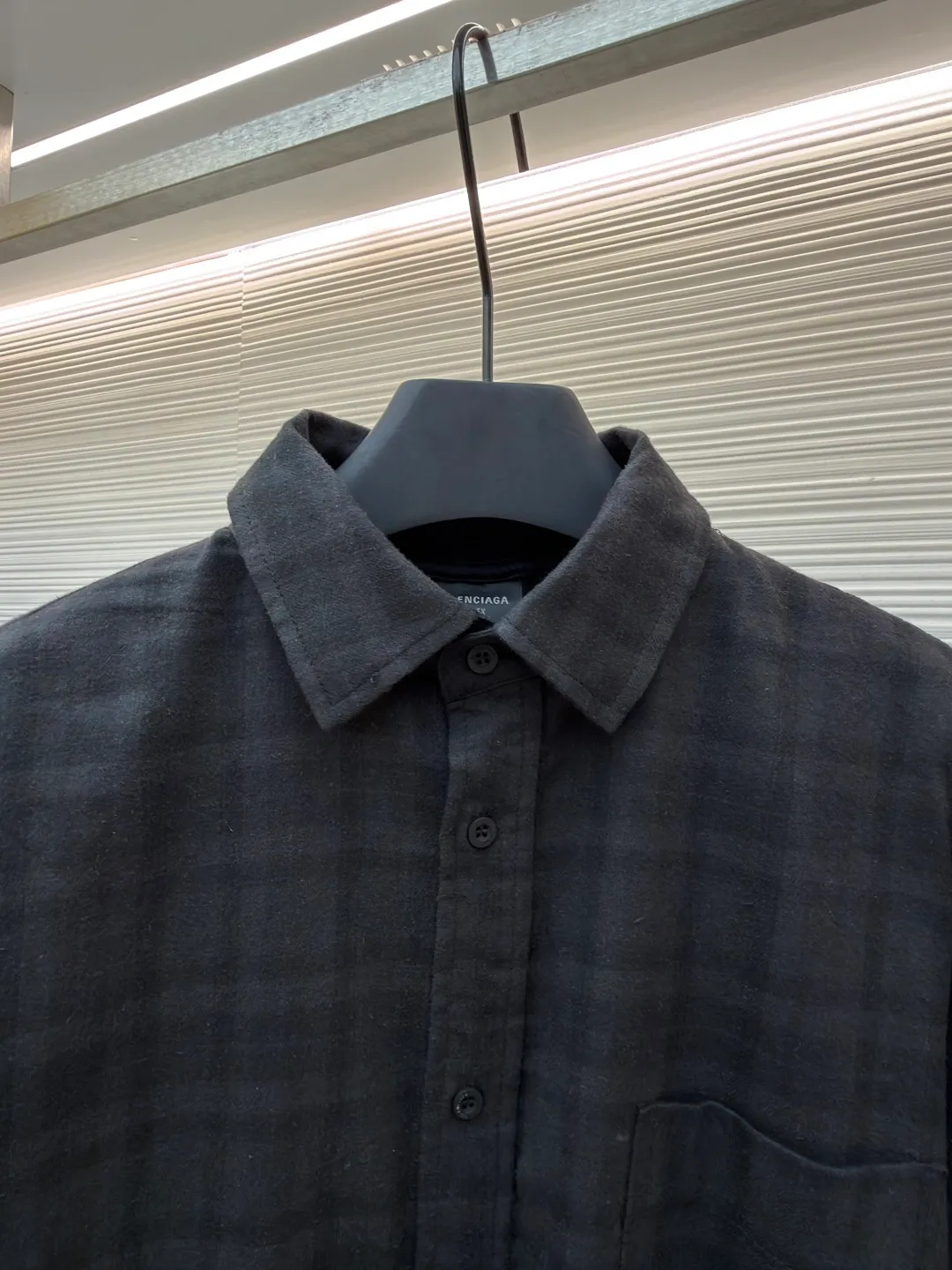 Balenciaga night scene two-piece lapel shirt ●Original version: Purchased and developed for 12800 ●Item number: 1681293-C00 ●Fabric: Retro jersey fabric ●Technology: Washed printing production ●Color: black ●Version: fitted version ●Weight: about 580 grams ●Size: XS-S-M-L ●Description: Featuring an innovative "two-piece" construction that combines a cotton poplin lapel shirt with a vintage jersey short-sleeve. The outer fabric is made of blended materials through a combination of three technologies: yarn configuration, weaving structure and finishing. The fabric is made of combed long-staple cotton and is woven with poplin tissue through high-count and high-density yarns to create a delicate luster and smooth touch. Jacquard plaid is programmed to control warp and weft yarns through an electronic jacquard machine, and interweaves yarns of different colors in heavy flat, twill or square weaves. Special finishing treatment enhances the fabric's wrinkle resistance, drape feel and dimensional stability. It is characterized by a tight structure and smooth surface, giving the piece a neat and skeletal feel. The yarn is combed to remove short fibers to ensure that the woven cloth is smooth and even. The plain weave structure makes the front and back of the fabric have the same texture, and has good breathability, ductility and softness. The finishing softening treatment gives the fabric a super soft touch and reduces shrinkage. Some products are also subjected to anti-pilling processing to improve durability. It adopts 13 highly complex screen printing of environmentally friendly oily dark floral paste. 13 screens mean the pattern is rich in color and has an extremely fine level of detail. The environmentally friendly oil-based dark flower paste used is a high-grade printing material. While ensuring that the pattern is clear and sharp and washable, it can present a vague matte texture, is smooth and non-sticky to the touch, and blends with the fabric itself. After the garments of the shirt are processed through a special process of professional washing, the entire garment is polished and softened, causing the fabric fibers to fade and wear naturally, and slight traces of wear to the bones. A silicone softener is added to the back section to give the fabric a soft touch. After drying and shaping, it forms a mild vintage tone and soft texture, ultimately presenting a vintage texture after natural wear while maintaining a stable garment shape. The overall wiring is straight and delicate, the fabric is comfortable and soft, and the color is consistent without color difference. It can be matched with the same style to create a fashionable look and control various occasions. Customized accessories, complete with three standards, same style for men and women!