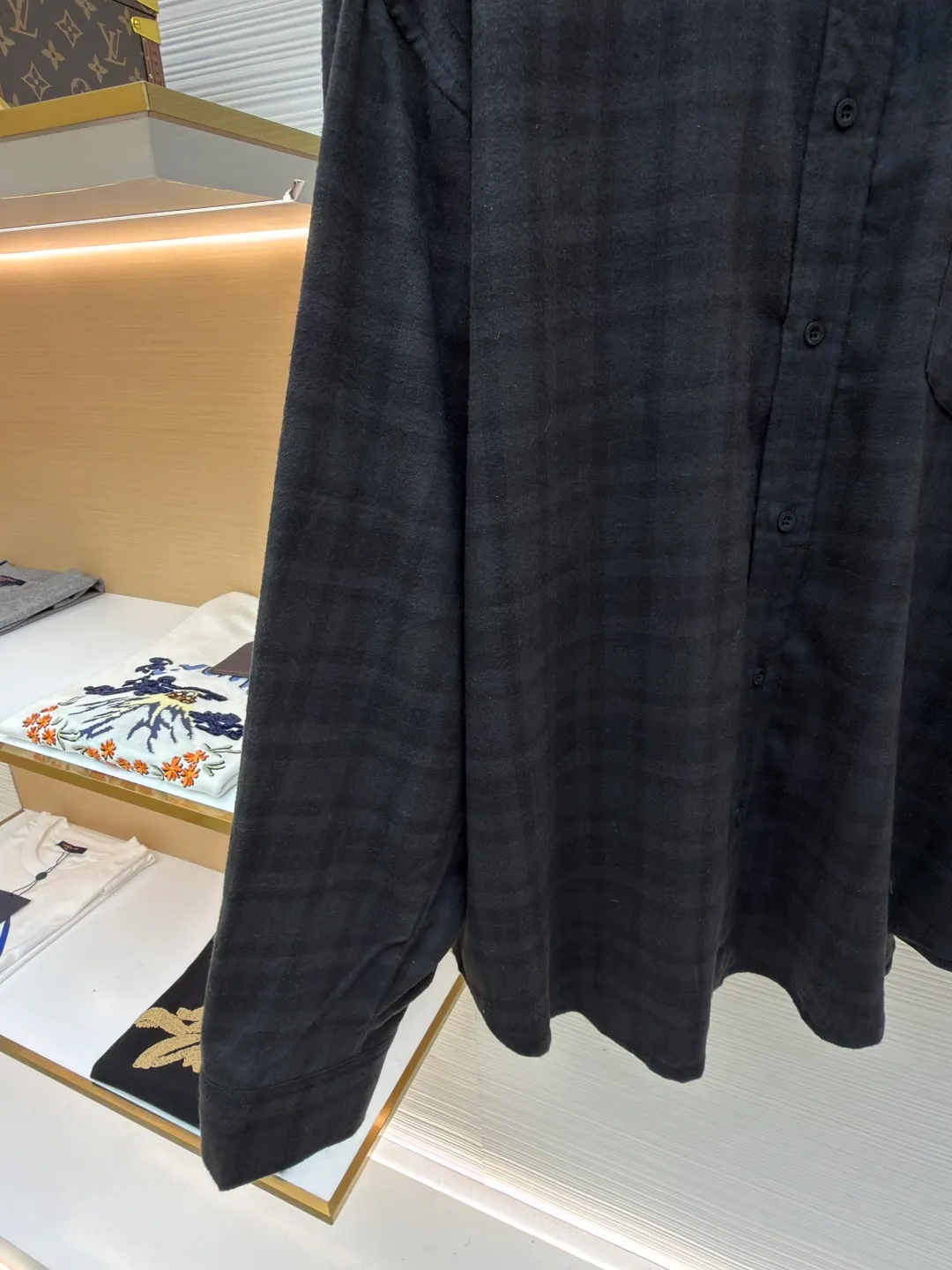 Balenciaga night scene two-piece lapel shirt ●Original version: Purchased and developed for 12800 ●Item number: 1681293-C00 ●Fabric: Retro jersey fabric ●Technology: Washed printing production ●Color: black ●Version: fitted version ●Weight: about 580 grams ●Size: XS-S-M-L ●Description: Featuring an innovative "two-piece" construction that combines a cotton poplin lapel shirt with a vintage jersey short-sleeve. The outer fabric is made of blended materials through a combination of three technologies: yarn configuration, weaving structure and finishing. The fabric is made of combed long-staple cotton and is woven with poplin tissue through high-count and high-density yarns to create a delicate luster and smooth touch. Jacquard plaid is programmed to control warp and weft yarns through an electronic jacquard machine, and interweaves yarns of different colors in heavy flat, twill or square weaves. Special finishing treatment enhances the fabric's wrinkle resistance, drape feel and dimensional stability. It is characterized by a tight structure and smooth surface, giving the piece a neat and skeletal feel. The yarn is combed to remove short fibers to ensure that the woven cloth is smooth and even. The plain weave structure makes the front and back of the fabric have the same texture, and has good breathability, ductility and softness. The finishing softening treatment gives the fabric a super soft touch and reduces shrinkage. Some products are also subjected to anti-pilling processing to improve durability. It adopts 13 highly complex screen printing of environmentally friendly oily dark floral paste. 13 screens mean the pattern is rich in color and has an extremely fine level of detail. The environmentally friendly oil-based dark flower paste used is a high-grade printing material. While ensuring that the pattern is clear and sharp and washable, it can present a vague matte texture, is smooth and non-sticky to the touch, and blends with the fabric itself. After the garments of the shirt are processed through a special process of professional washing, the entire garment is polished and softened, causing the fabric fibers to fade and wear naturally, and slight traces of wear to the bones. A silicone softener is added to the back section to give the fabric a soft touch. After drying and shaping, it forms a mild vintage tone and soft texture, ultimately presenting a vintage texture after natural wear while maintaining a stable garment shape. The overall wiring is straight and delicate, the fabric is comfortable and soft, and the color is consistent without color difference. It can be matched with the same style to create a fashionable look and control various occasions. Customized accessories, complete with three standards, same style for men and women!
