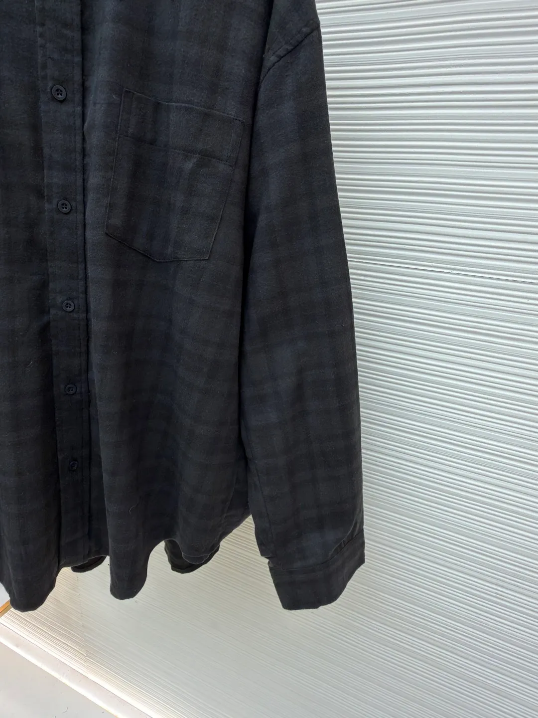 Balenciaga night scene two-piece lapel shirt ●Original version: Purchased and developed for 12800 ●Item number: 1681293-C00 ●Fabric: Retro jersey fabric ●Technology: Washed printing production ●Color: black ●Version: fitted version ●Weight: about 580 grams ●Size: XS-S-M-L ●Description: Featuring an innovative "two-piece" construction that combines a cotton poplin lapel shirt with a vintage jersey short-sleeve. The outer fabric is made of blended materials through a combination of three technologies: yarn configuration, weaving structure and finishing. The fabric is made of combed long-staple cotton and is woven with poplin tissue through high-count and high-density yarns to create a delicate luster and smooth touch. Jacquard plaid is programmed to control warp and weft yarns through an electronic jacquard machine, and interweaves yarns of different colors in heavy flat, twill or square weaves. Special finishing treatment enhances the fabric's wrinkle resistance, drape feel and dimensional stability. It is characterized by a tight structure and smooth surface, giving the piece a neat and skeletal feel. The yarn is combed to remove short fibers to ensure that the woven cloth is smooth and even. The plain weave structure makes the front and back of the fabric have the same texture, and has good breathability, ductility and softness. The finishing softening treatment gives the fabric a super soft touch and reduces shrinkage. Some products are also subjected to anti-pilling processing to improve durability. It adopts 13 highly complex screen printing of environmentally friendly oily dark floral paste. 13 screens mean the pattern is rich in color and has an extremely fine level of detail. The environmentally friendly oil-based dark flower paste used is a high-grade printing material. While ensuring that the pattern is clear and sharp and washable, it can present a vague matte texture, is smooth and non-sticky to the touch, and blends with the fabric itself. After the garments of the shirt are processed through a special process of professional washing, the entire garment is polished and softened, causing the fabric fibers to fade and wear naturally, and slight traces of wear to the bones. A silicone softener is added to the back section to give the fabric a soft touch. After drying and shaping, it forms a mild vintage tone and soft texture, ultimately presenting a vintage texture after natural wear while maintaining a stable garment shape. The overall wiring is straight and delicate, the fabric is comfortable and soft, and the color is consistent without color difference. It can be matched with the same style to create a fashionable look and control various occasions. Customized accessories, complete with three standards, same style for men and women!